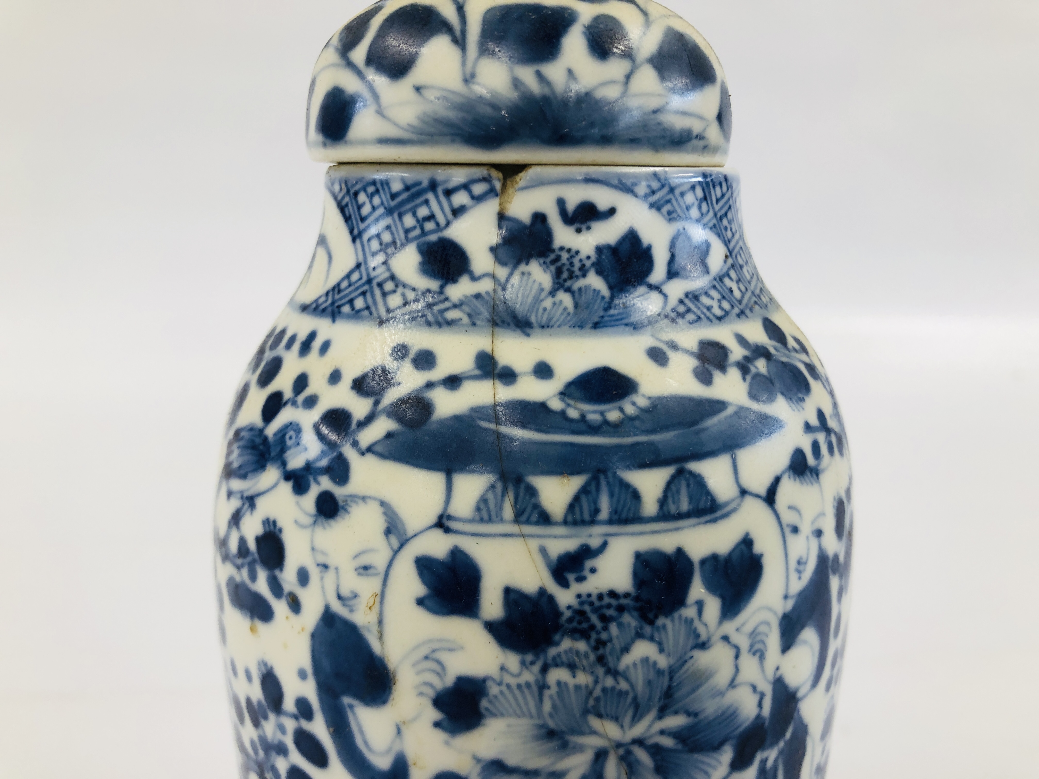 A VINTAGE CHINESE BLUE AND WHITE OVOID VASE AND COVER (A/F HAIRLINE CRACK AND SMALL CHIP) H 24CM. - Image 3 of 11