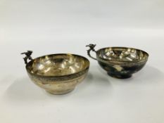 A PAIR OF CONTINENTAL WHITE METAL CUPS, DOVE DETAIL TO HANDLE MARKED 900, H. 5CM X DIA. 11.5CM.