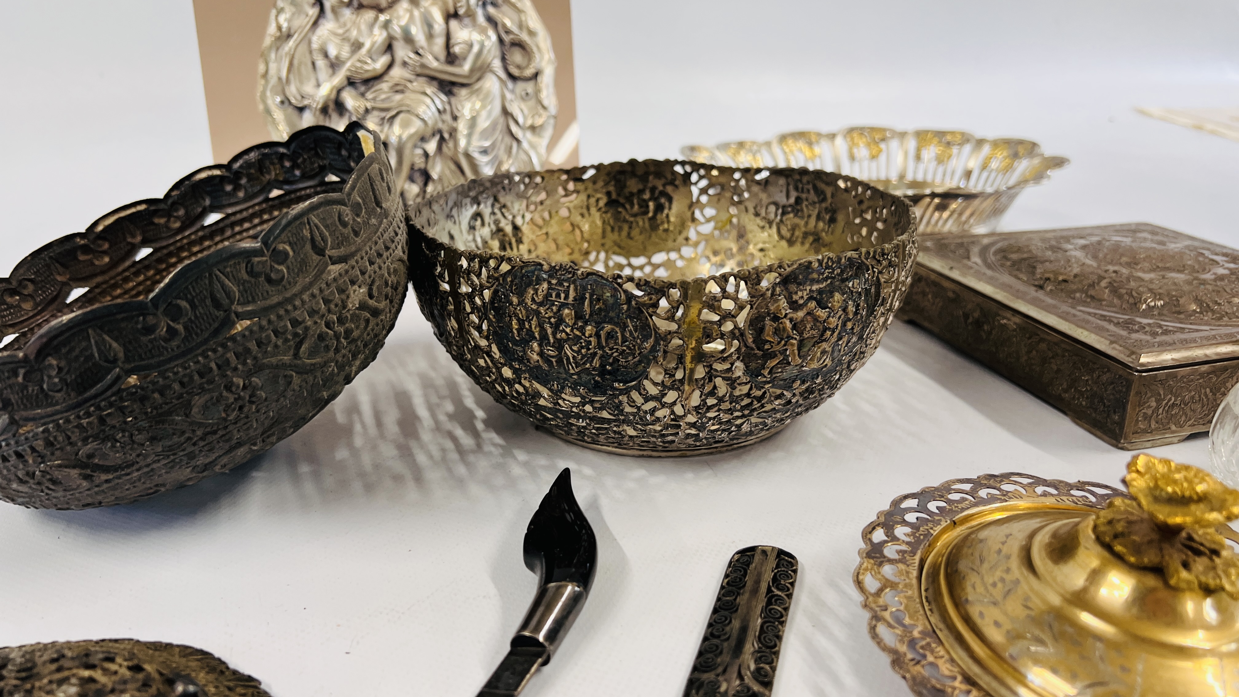 A GROUP OF DECORATIVE WHITE METAL AND PLATED WARES TO INCLUDE A BASKET DECORATED WITH FRUITING - Image 10 of 11