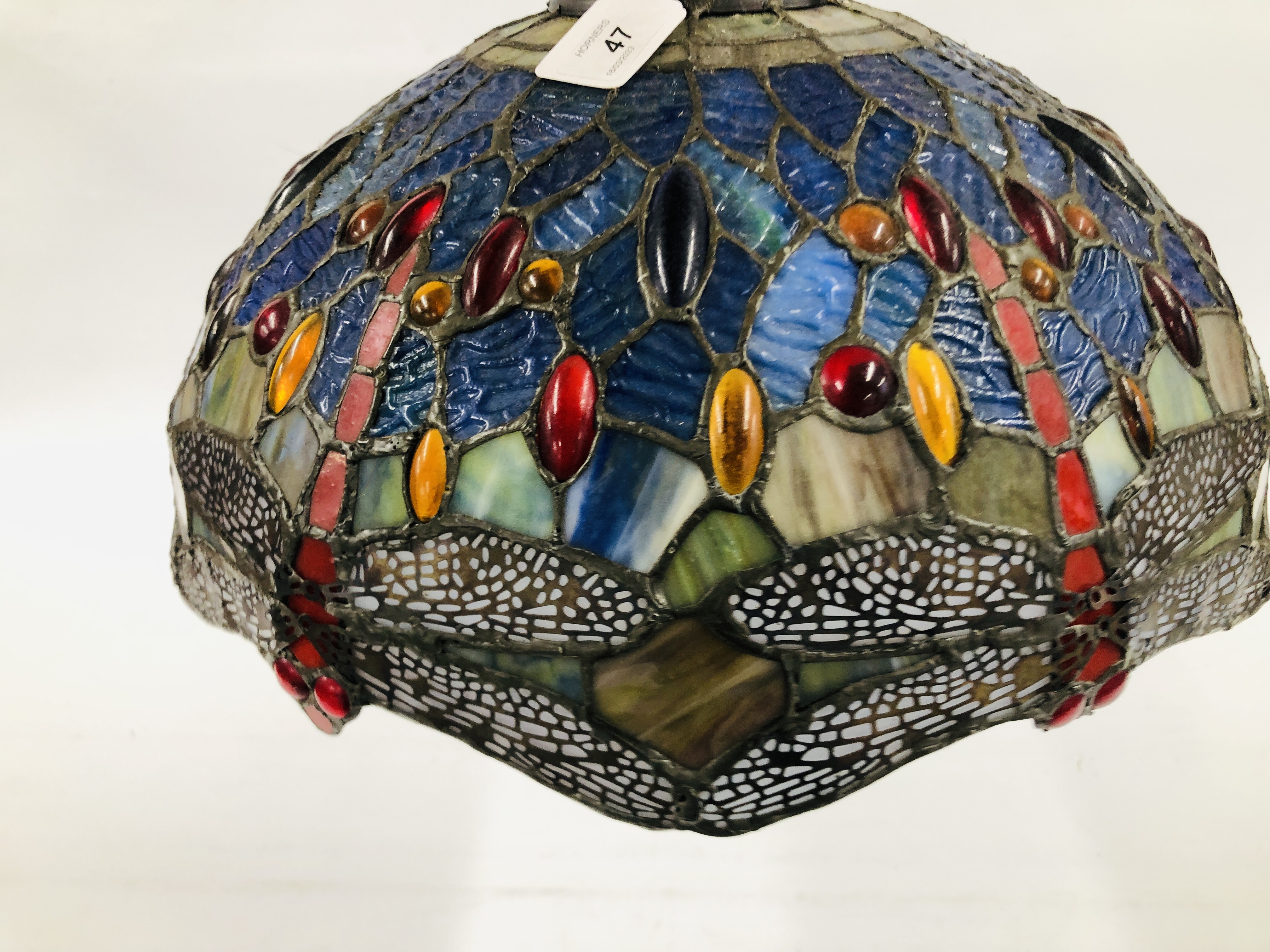 A TIFFANY STYLE STAINED GLASS DRAGONFLY CEILING LIGHT DIA. 40CM. - Image 3 of 7