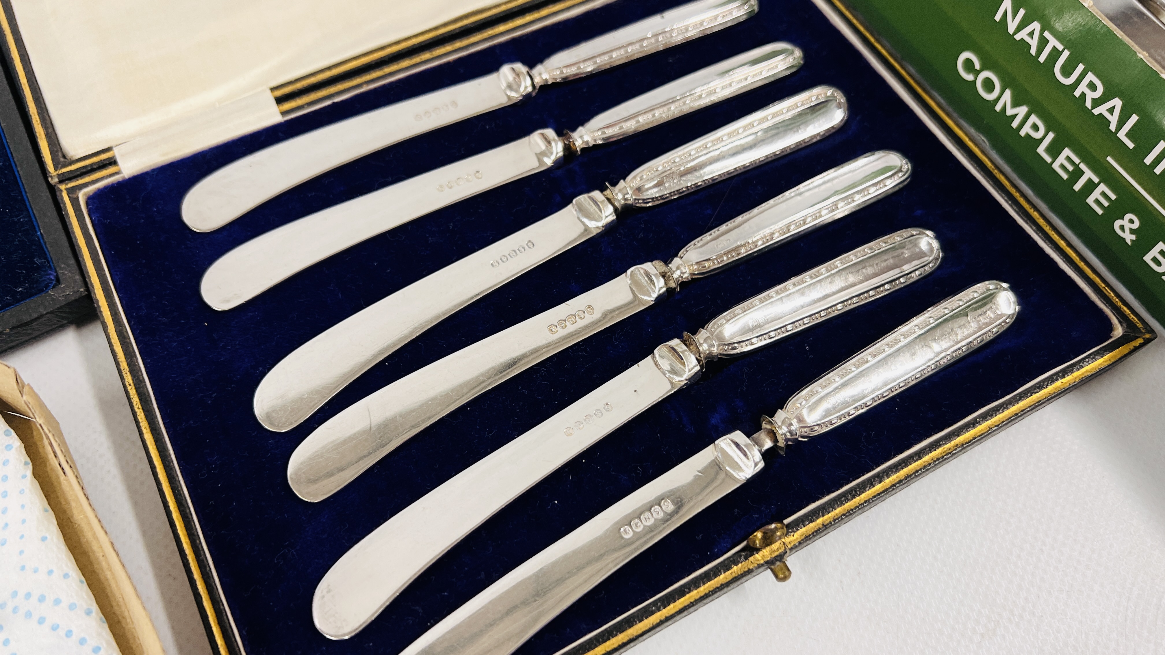 A COLLECTION OF ASSORTED LOOSE SILVER PLATED CUTLERY ALONG WITH A CASED SET OF 6 TEASPOONS AND - Image 3 of 8