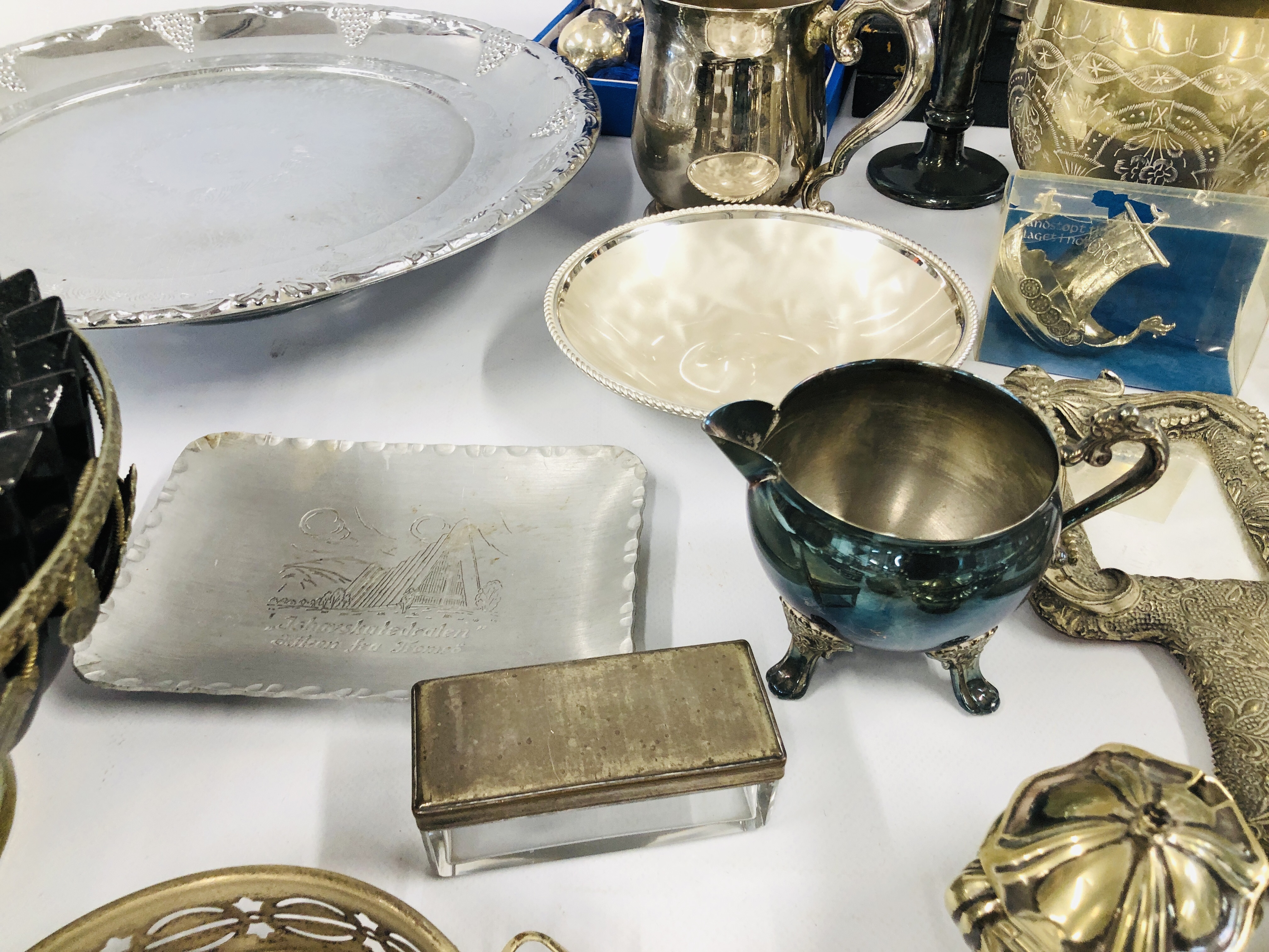 A BOX OF ASSORTED SILVER PLATED WARE TO INCLUDE A PAIR OF TRUMPET VASES, TANKARDS, - Image 13 of 14
