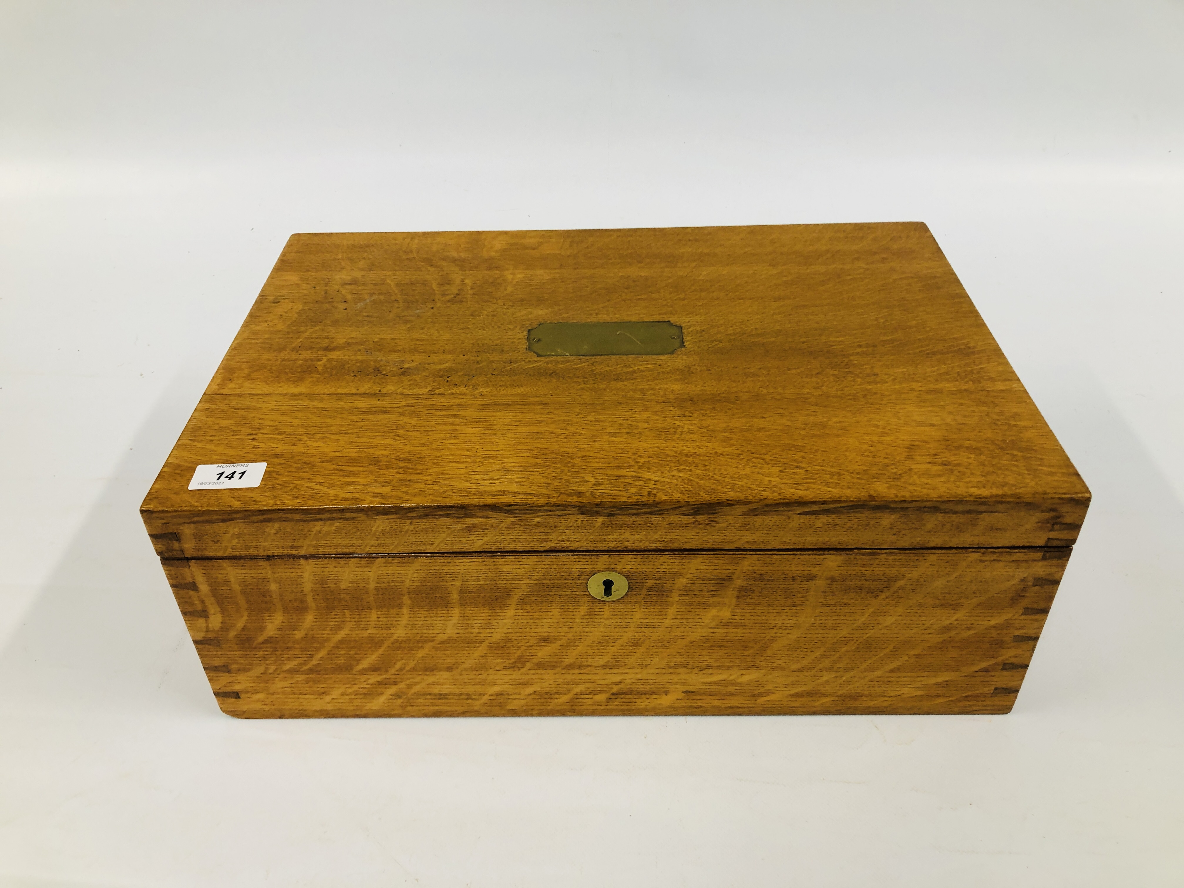 AN OAK CASED ELKINGTON CANTEEN OF CUTLERY SUPPLIED BY WINDSOR BISHOP NORWICH. - Image 6 of 8