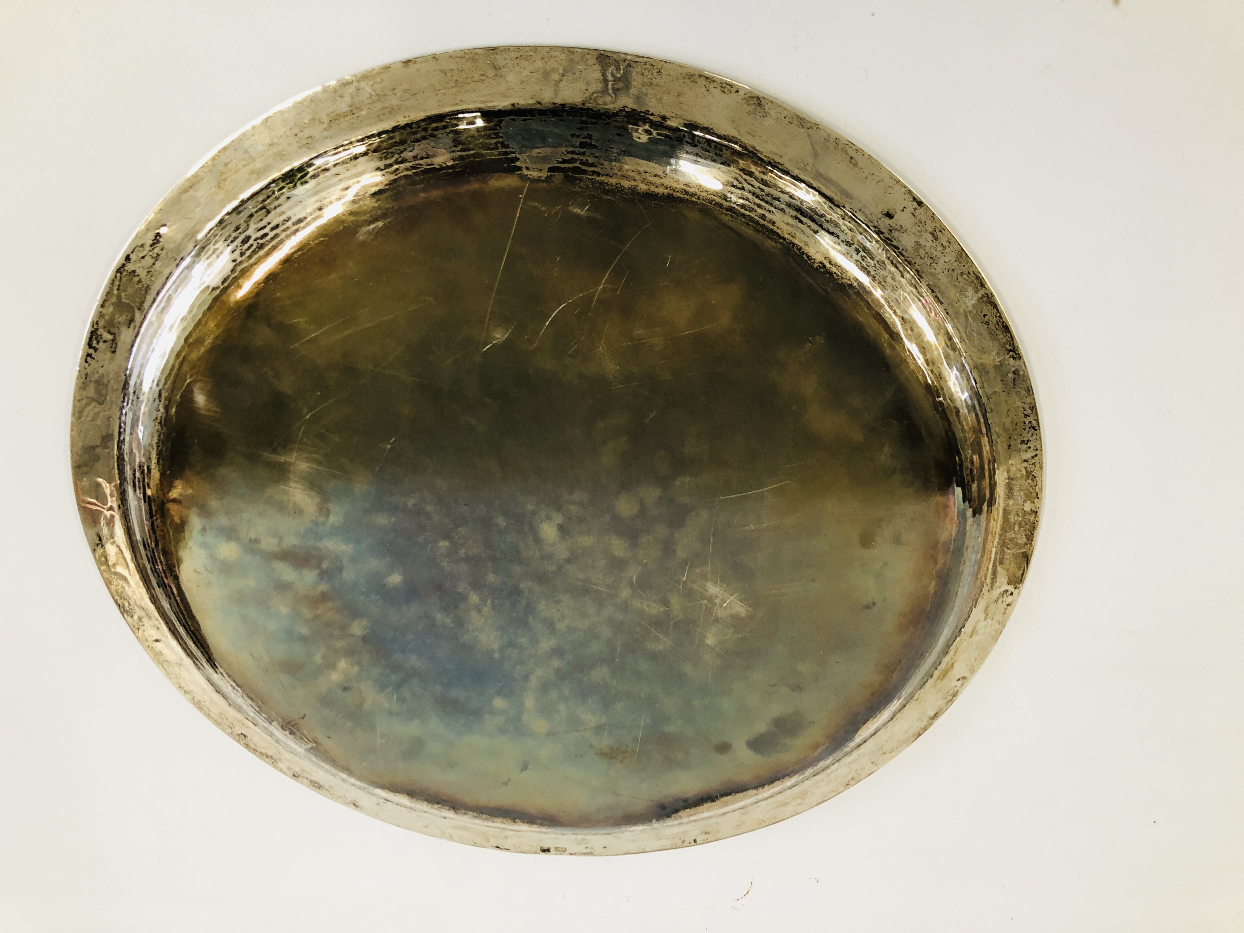 A CONTINENTAL WHITE METAL CIRCULAR SALVER MARKED 900, DIA. 30CM. - Image 8 of 11