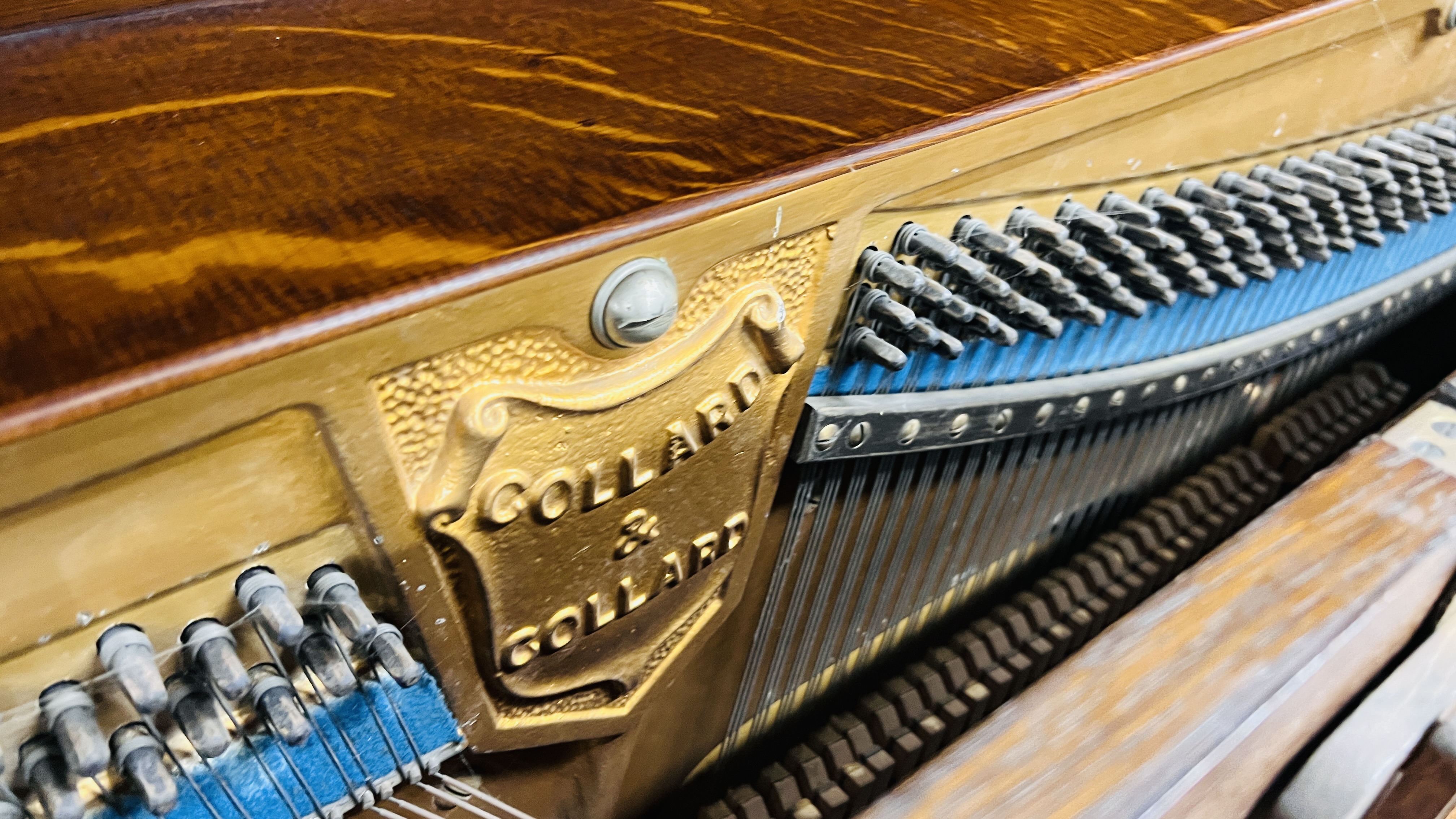 A VINTAGE OAK ARTS AND CRAFTS PIANO WITH ORIGINAL MAKERS LABEL COLLARD & COLLARD HOLDER BROS. - Image 11 of 12