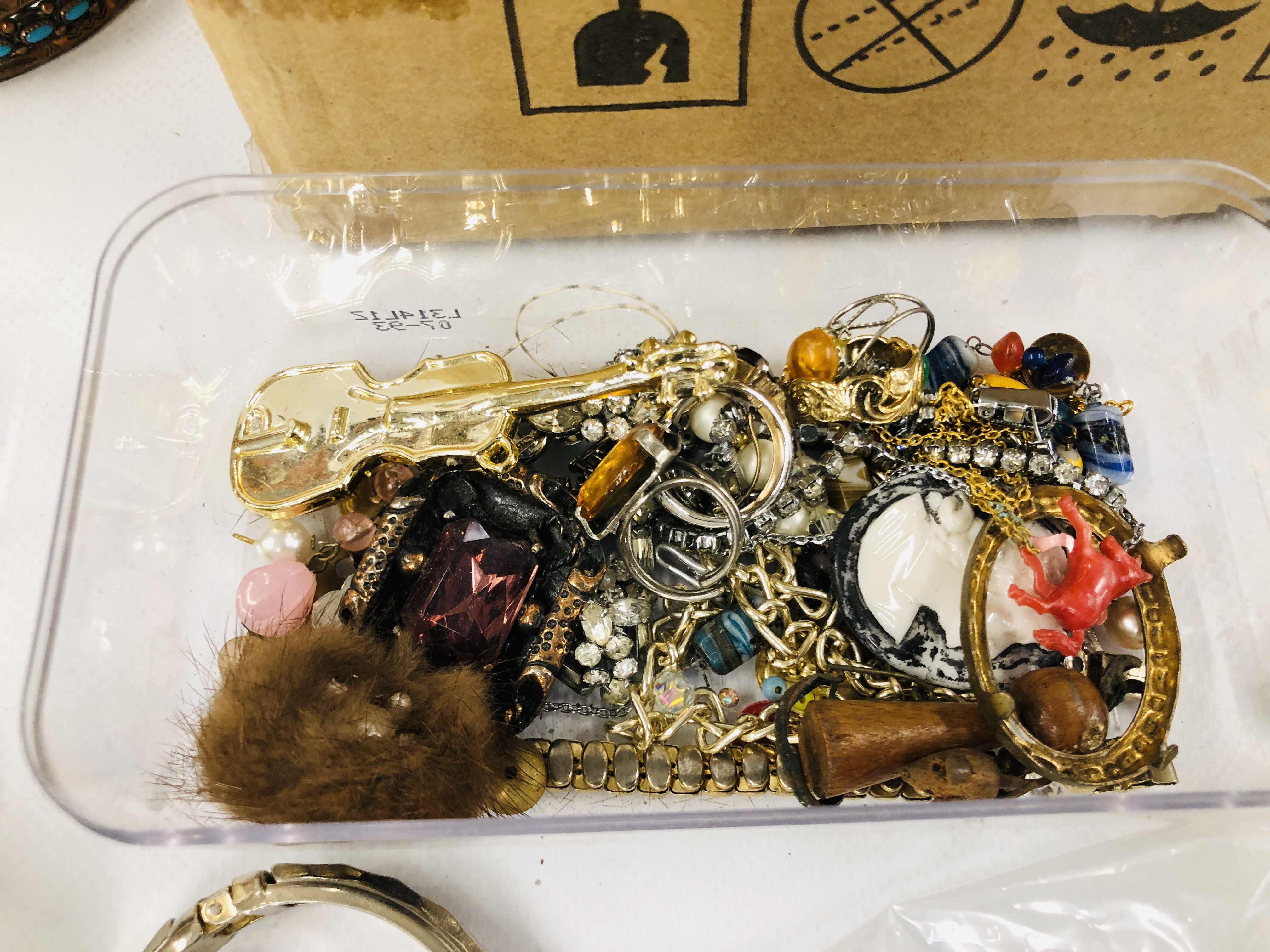 A BOX CONTAINING AN EXTENSIVE COLLECTION OF ASSORTED VINTAGE AND MODERN COSTUME JEWELLERY - RINGS, - Image 6 of 12