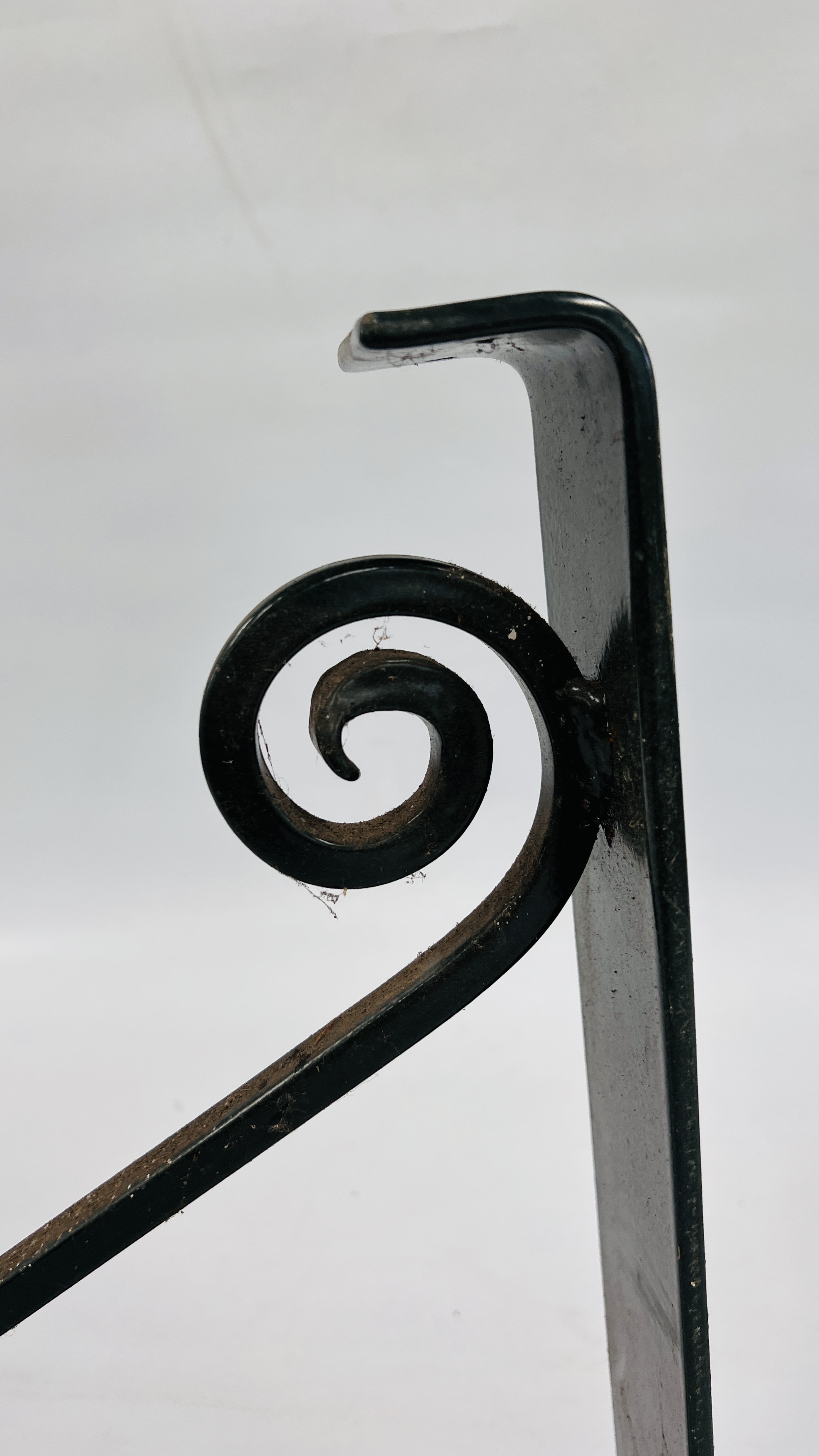 A LARGE GREEN FINISH CAST BRACKET. - Image 3 of 5