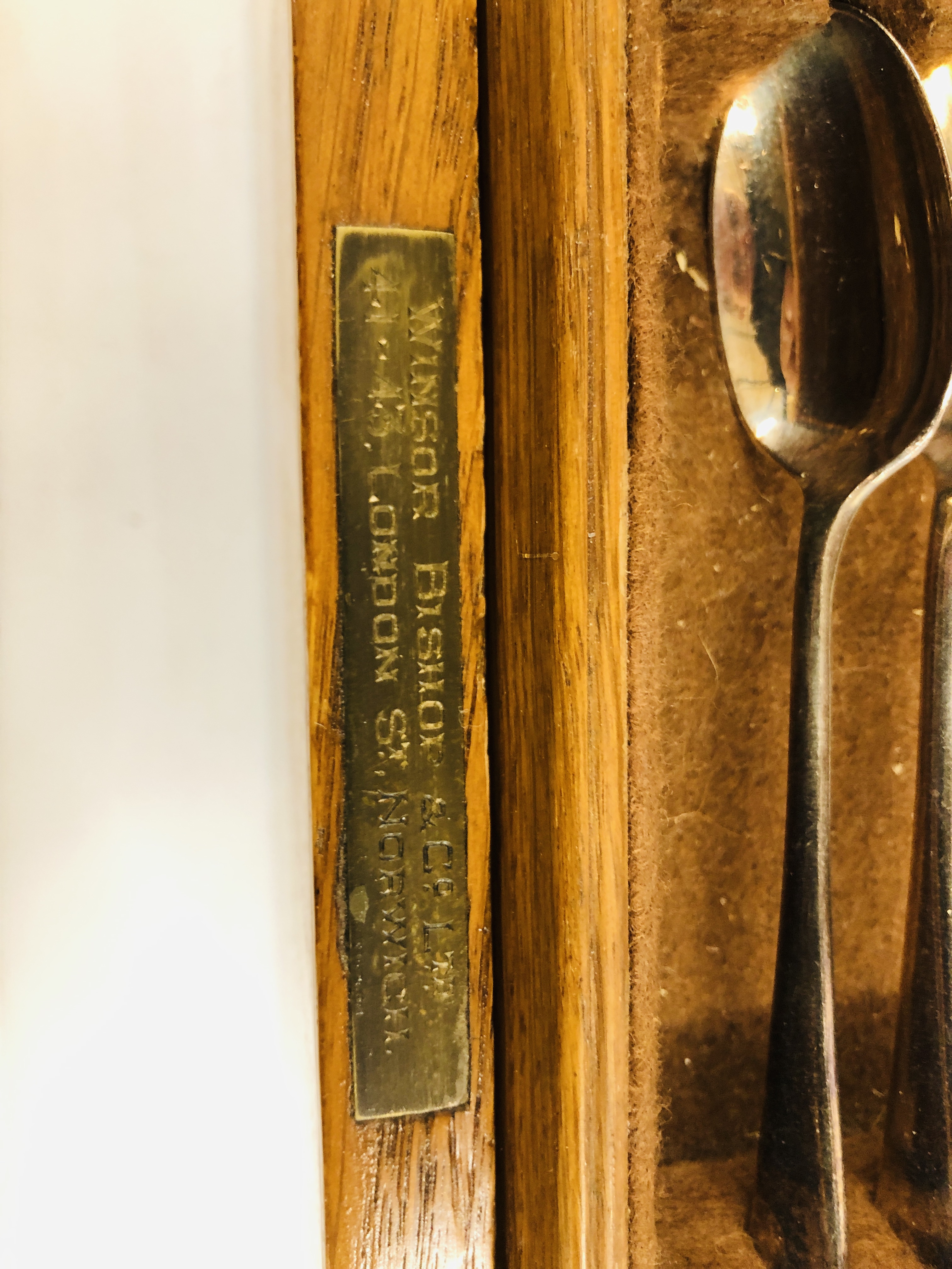 AN OAK CASED ELKINGTON CANTEEN OF CUTLERY SUPPLIED BY WINDSOR BISHOP NORWICH. - Image 5 of 8