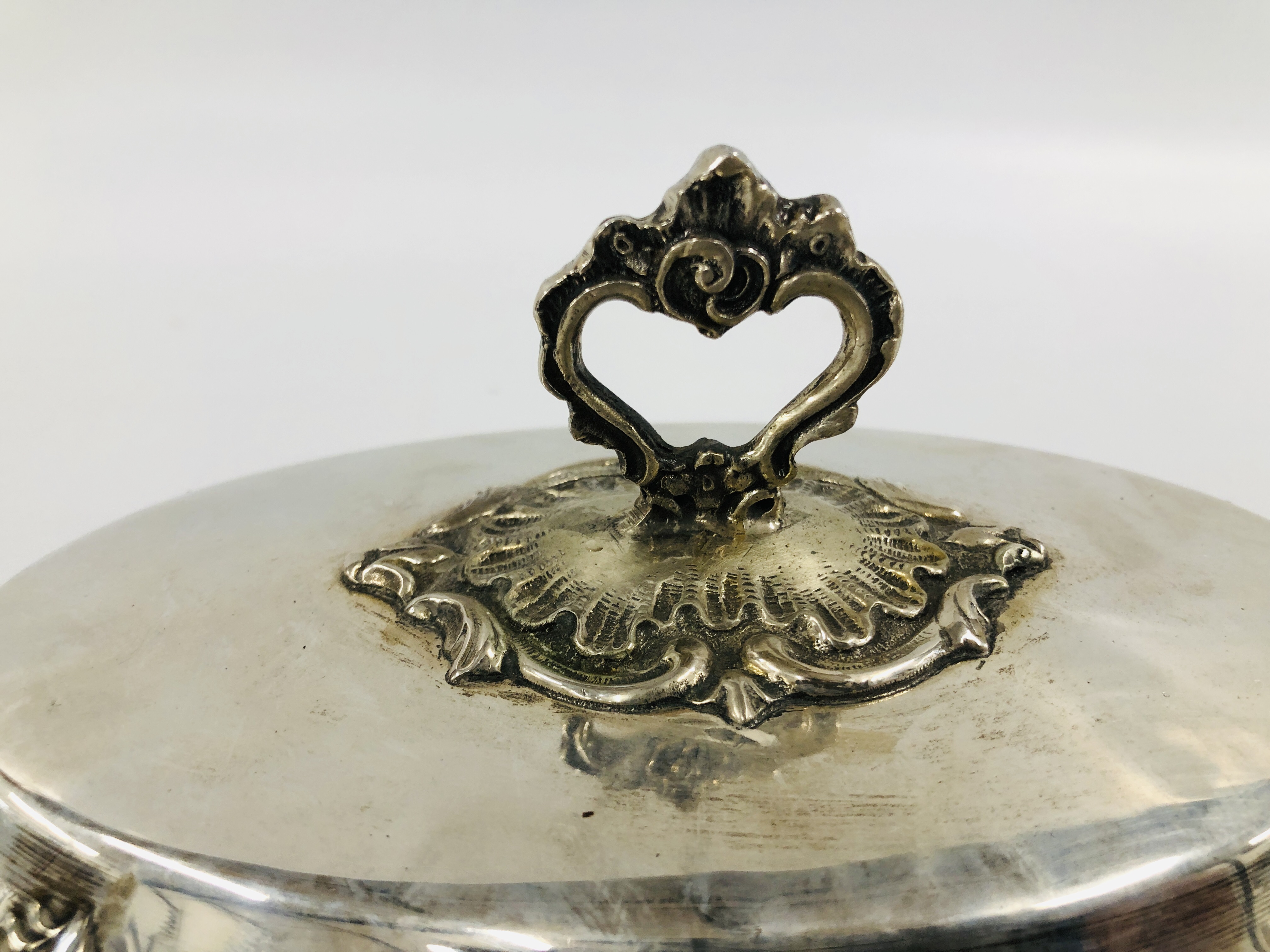A CONTINENTAL SILVER OVAL TUREEN AND COVER, DECORATED WITH GARLANDS, BASE STAMPED 900, L 30. - Image 3 of 13