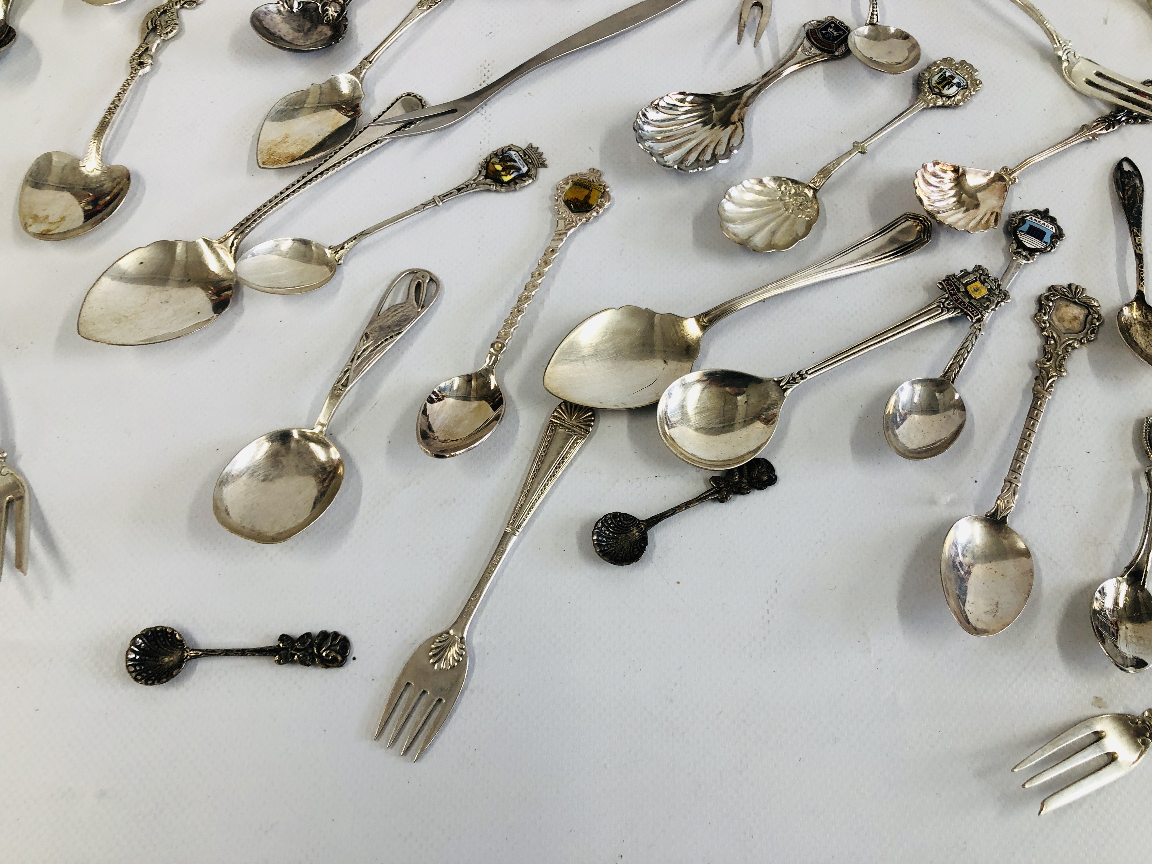 A COLLECTION OF ASSORTED SPOONS AND CUTLERY TO INCLUDE INDIAN WHITE METAL EXAMPLES, - Image 8 of 8