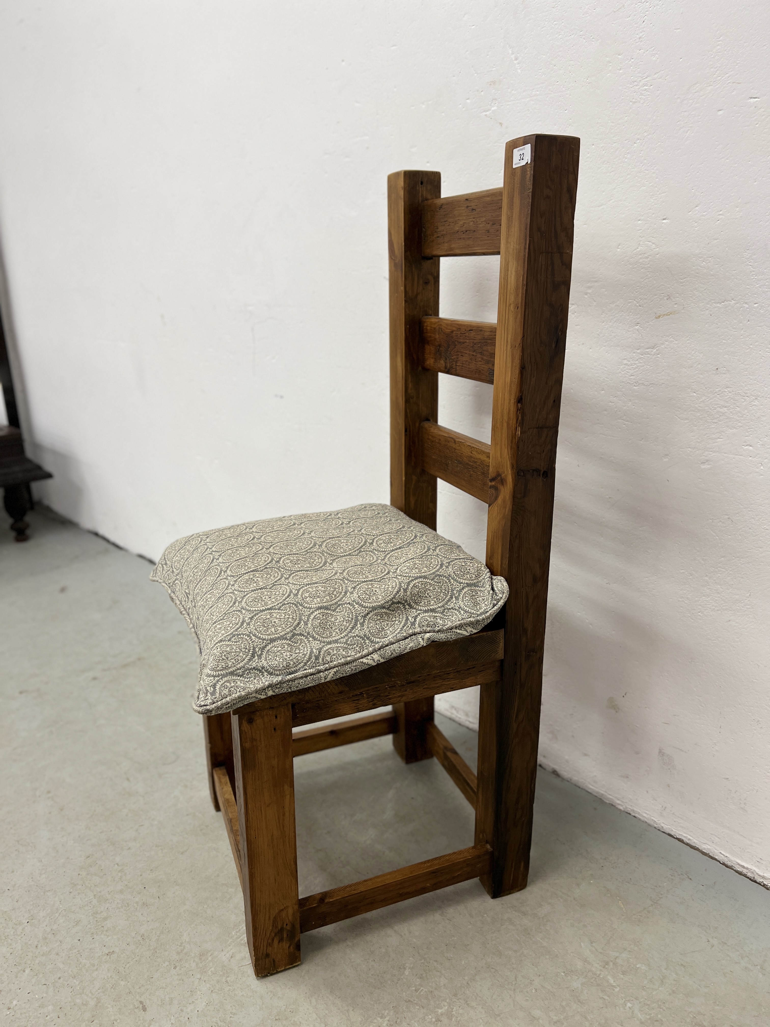 A CHUNKY SOLID PINE LADDER BACK HALL CHAIR, WAXED FINISH. - Image 5 of 5