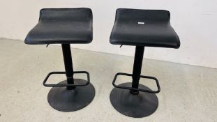 A PAIR OF RISE AND FALL BLACK BAR STOOLS.