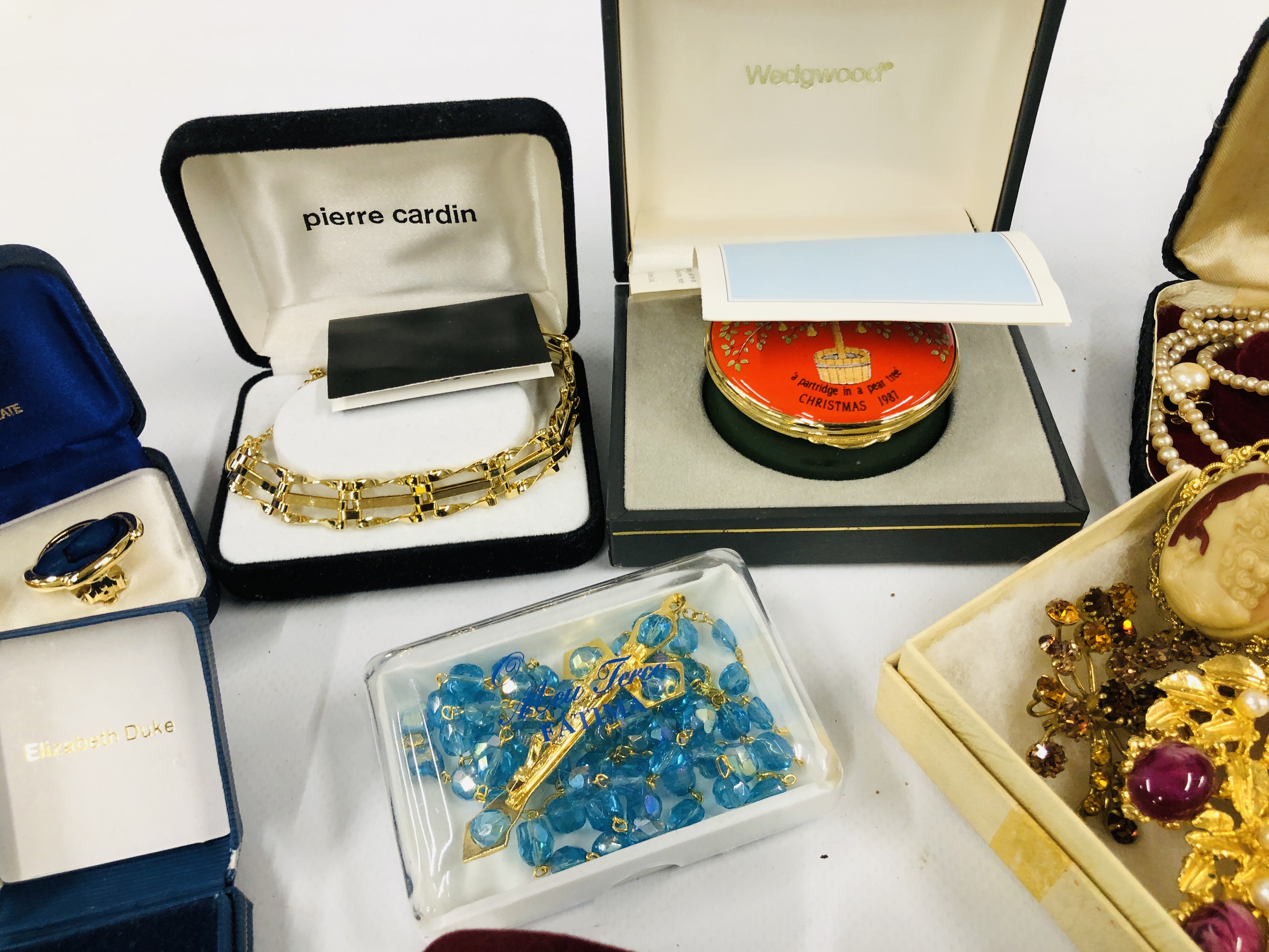 A BOX OF ASSORTED JEWELLERY TO INCLUDE RELIGIOUS NECKLACES, COSTUME RINGS, - Image 9 of 10