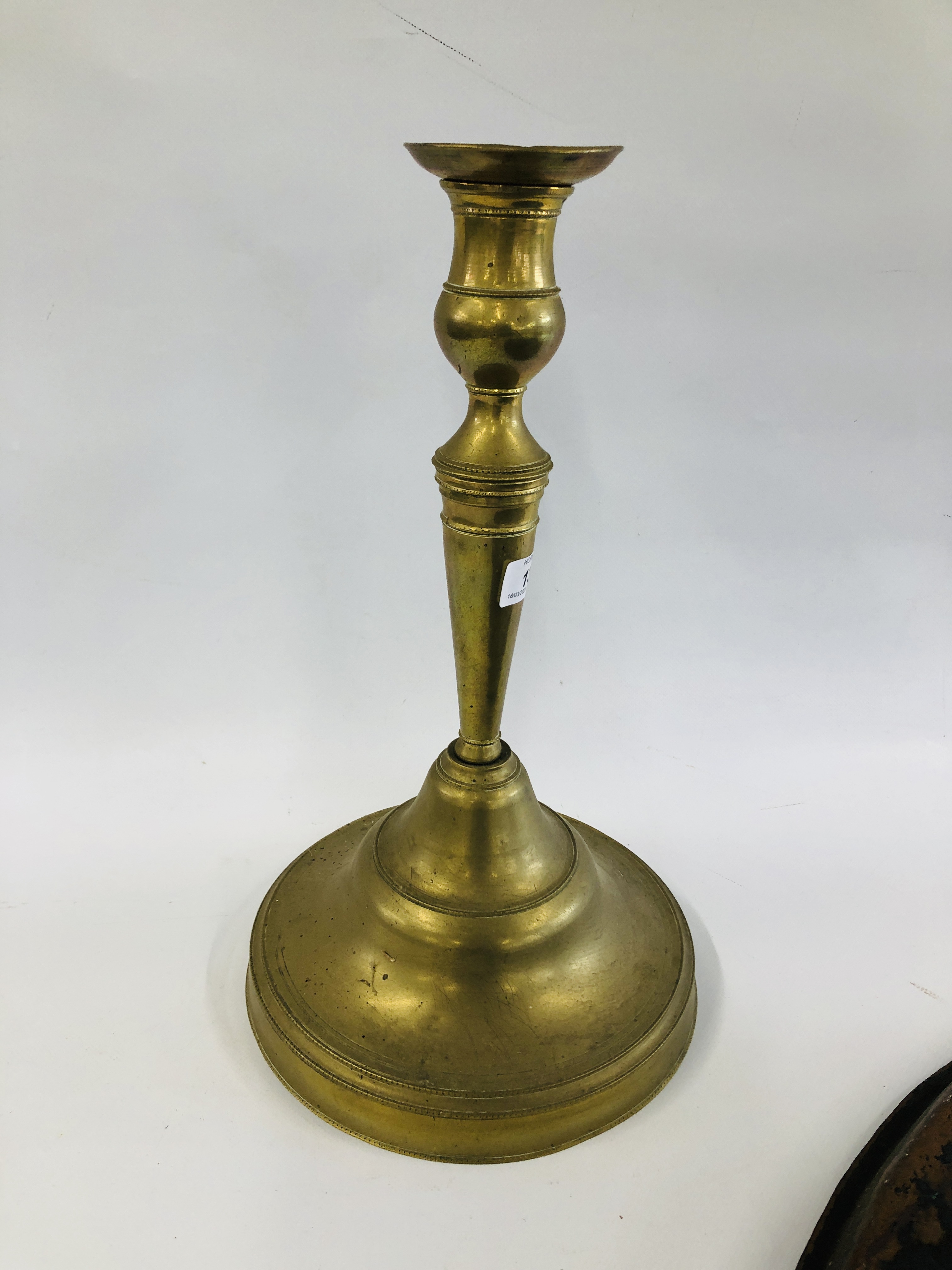 A LARGE MIDDLE EASTERN BRASS CANDLESTICK ON A CIRCULAR BASE H 39. - Image 6 of 8