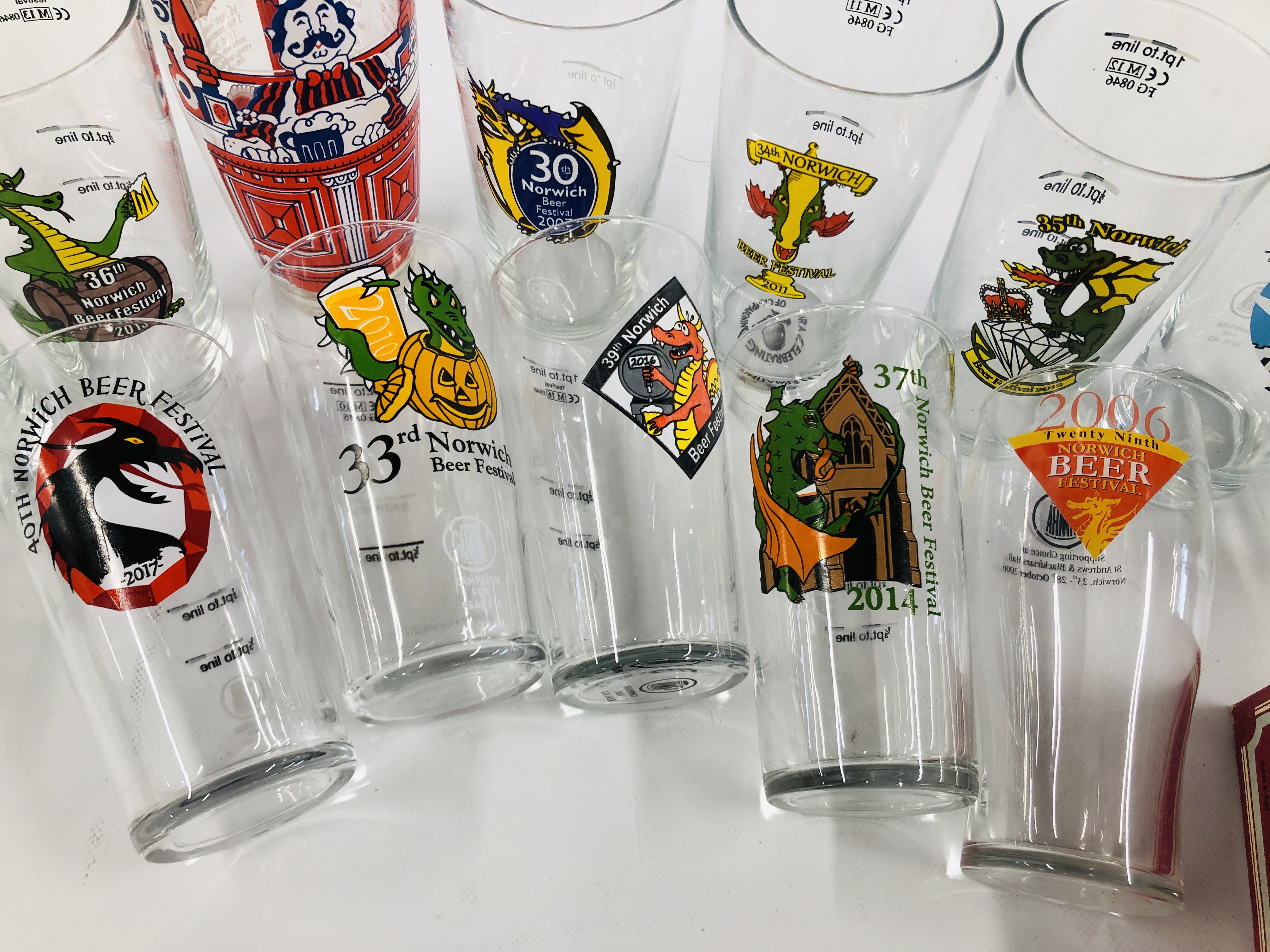 A COLLECTION OF 13 NORWICH BEER FESTIVAL GLASSES ALONG WITH A VINTAGE BOXED SET "BAR BELLES - Image 5 of 7