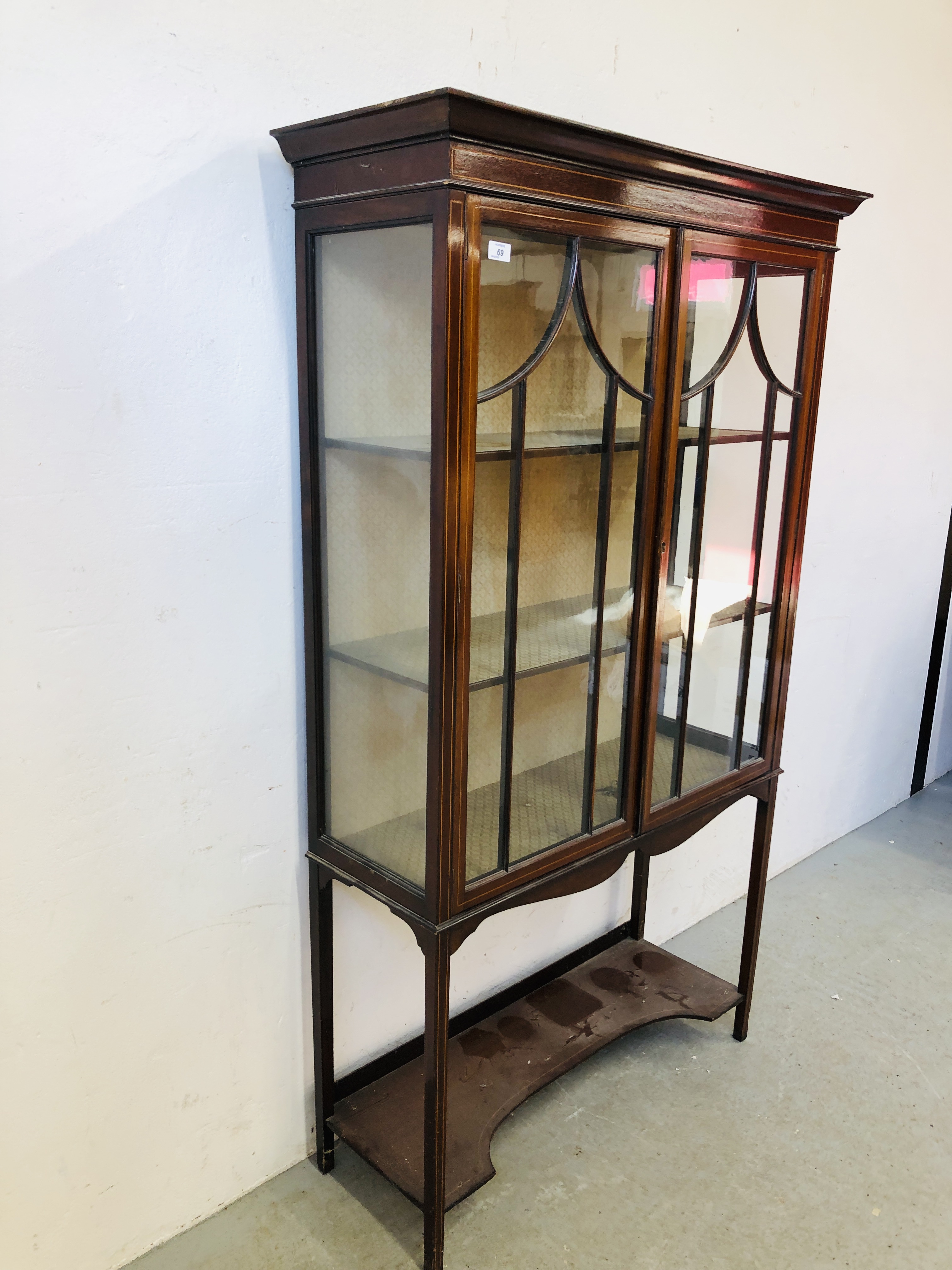 AN ANTIQUE MAHOGANY AND INLAID 2 DOOR GLAZED CABINET WITH LOWER TIER W 100CM X D 36CM X H 170CM. - Image 2 of 6