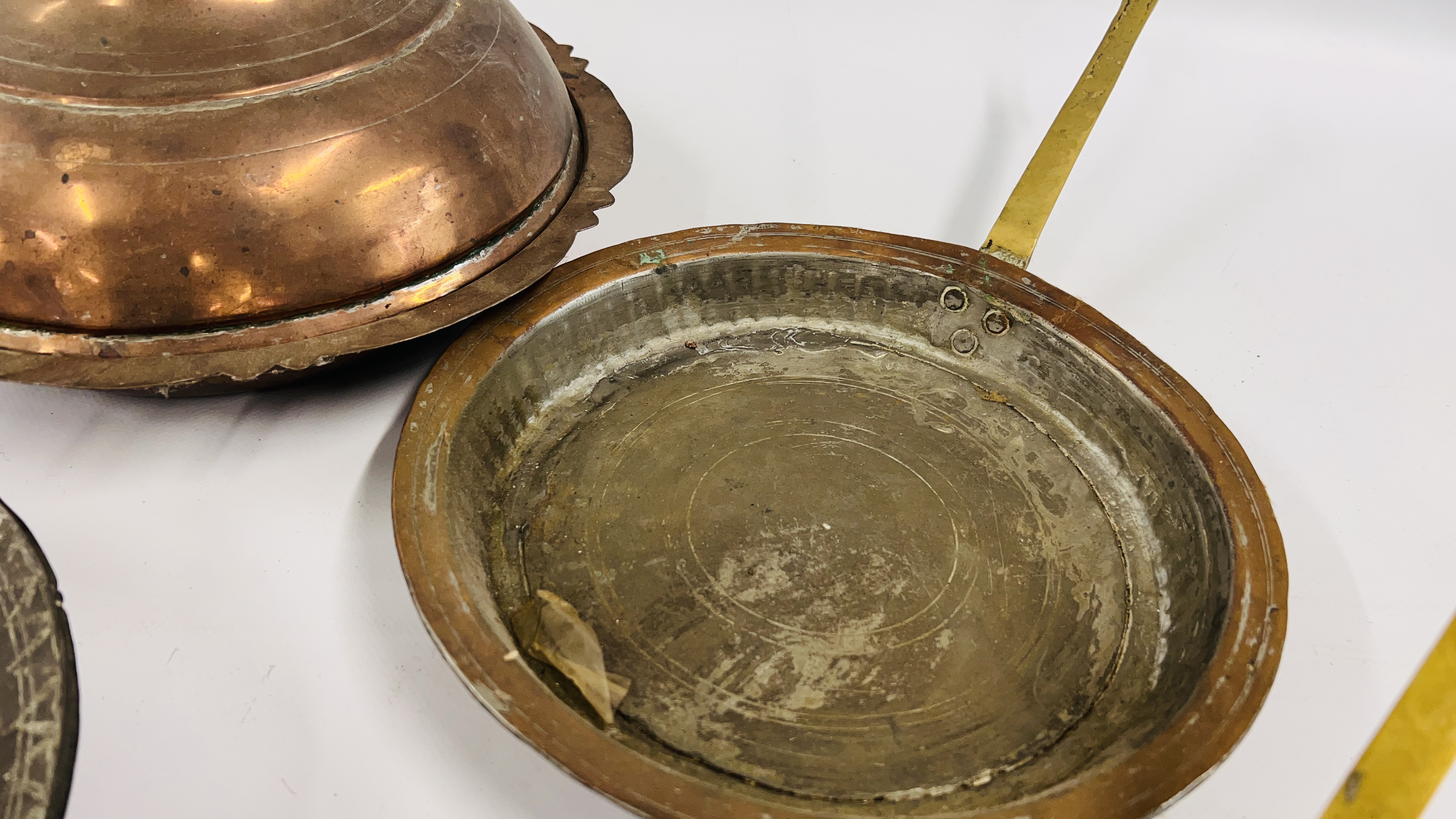 A BOX OF ASSORTED MIDDLE EASTERN AND ASIAN METAL WARE ARTIFACTS COMPRISING PANS, CONTAINER, VESSELS, - Image 13 of 16