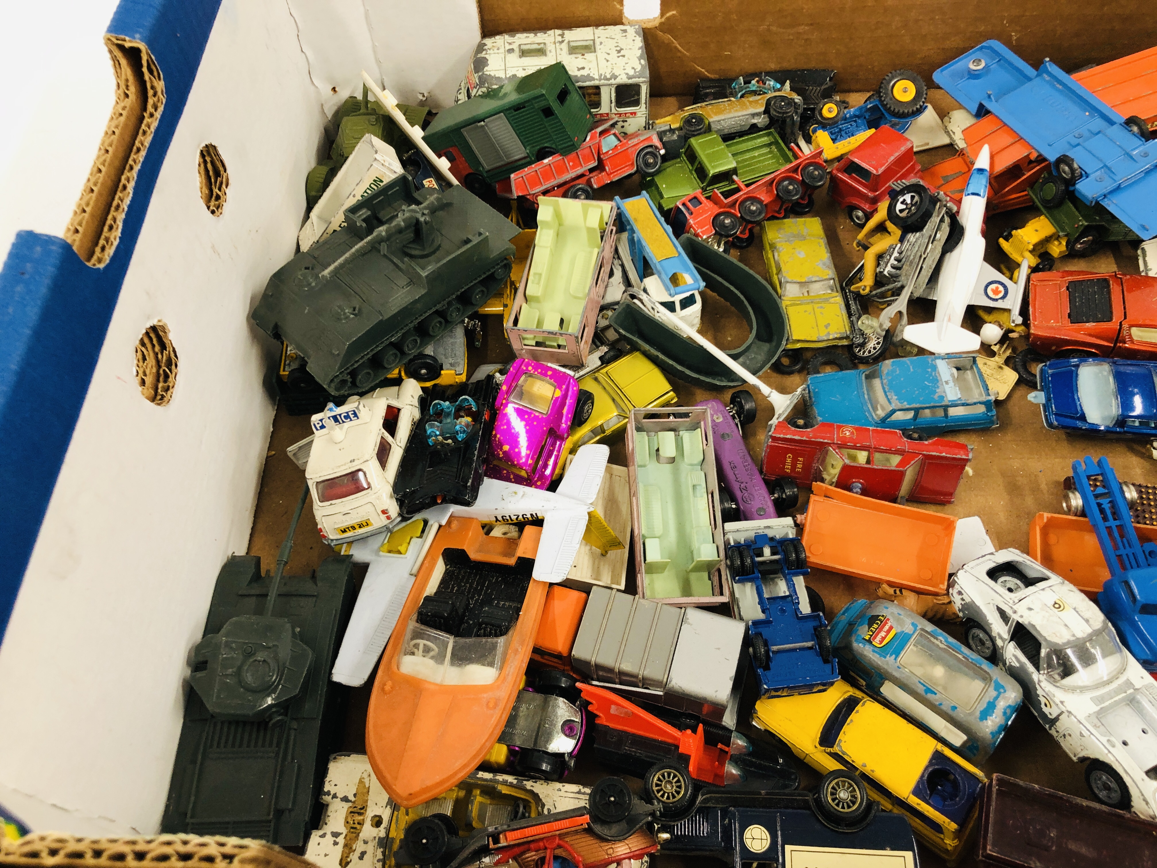 AN EXTENSIVE COLLECTION OF ASSORTED VINTAGE DIE CAST MODEL VEHICLES TO INCLUDE CORGI, - Image 5 of 6