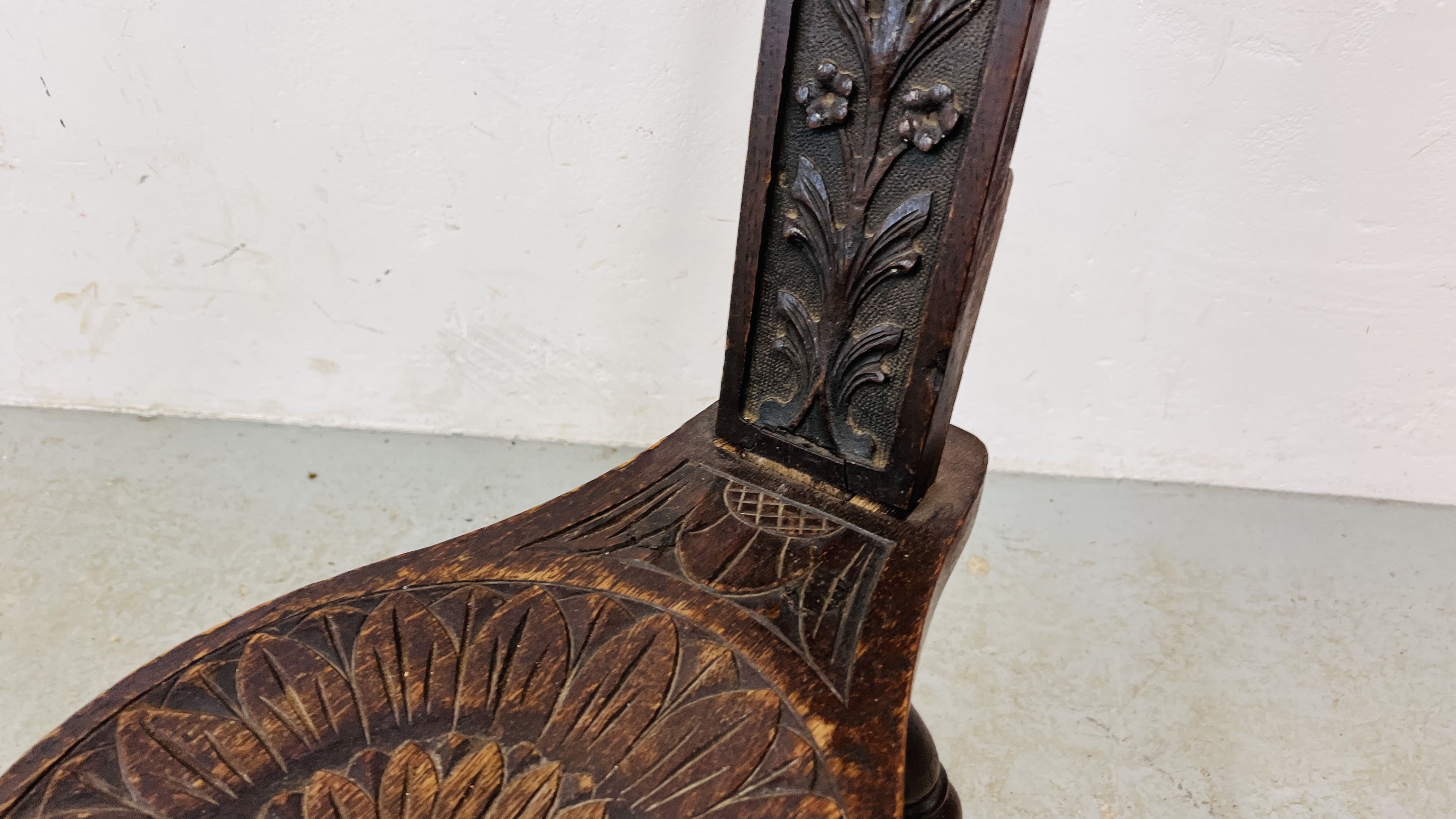 A VINTAGE CARVED OAK SPINNING CHAIR - Image 4 of 6