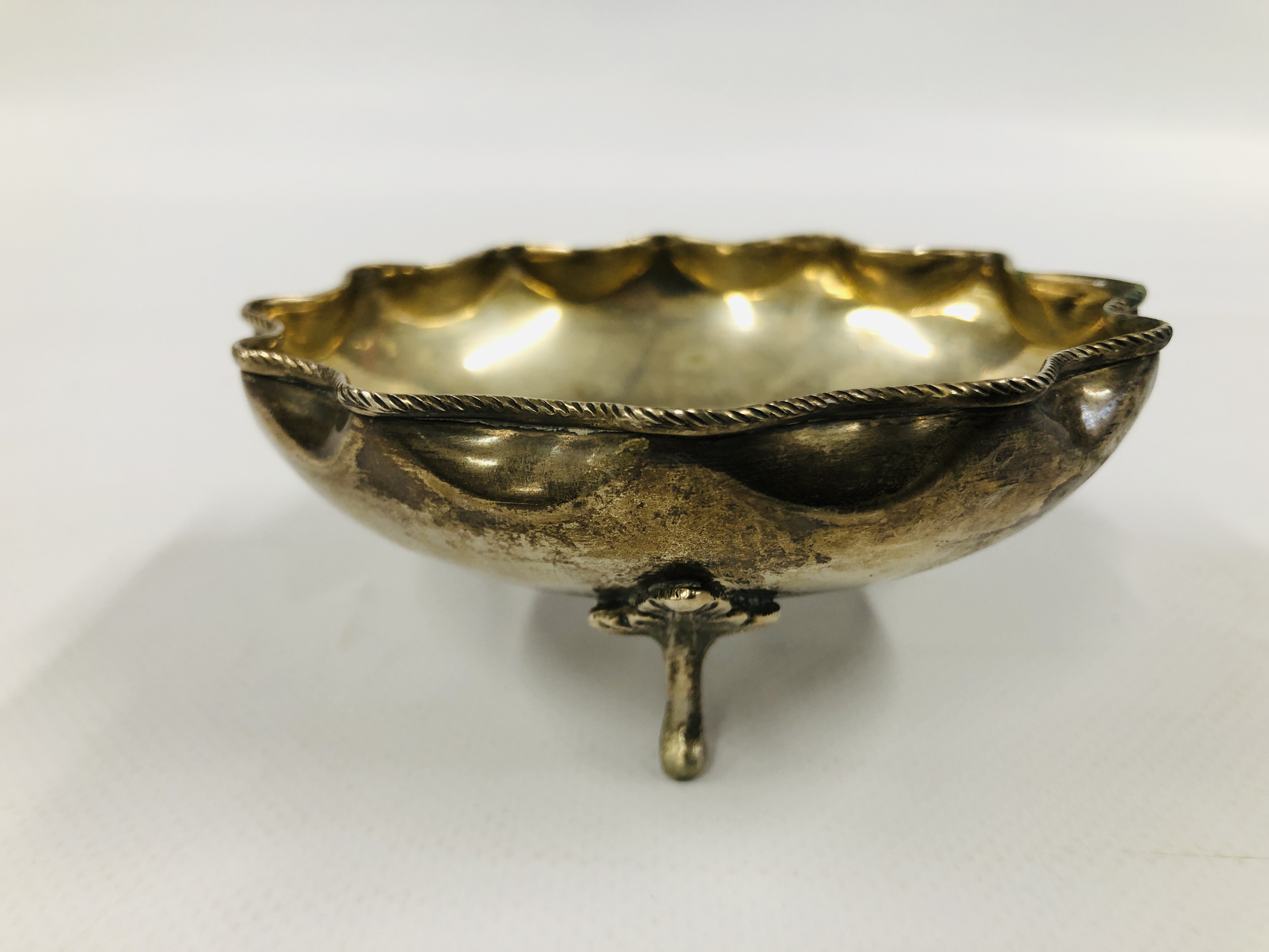 A PAIR OF CONTINENTAL SILVER BOWLS, CIRCULAR WAVY RIM ON TRIPOD FEET, STAMPED 800, DIA. 10.5CM X H. - Image 12 of 14