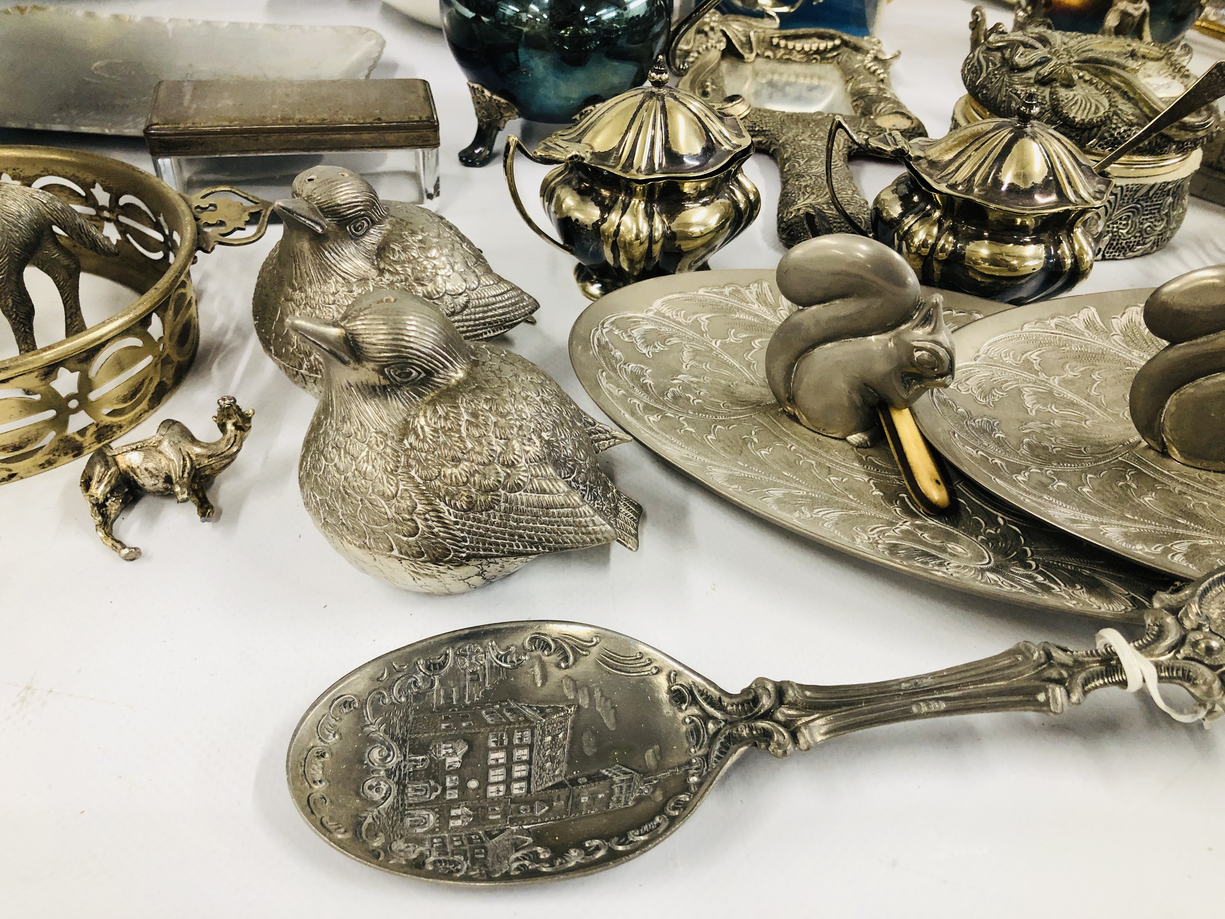 A BOX OF ASSORTED SILVER PLATED WARE TO INCLUDE A PAIR OF TRUMPET VASES, TANKARDS, - Image 4 of 14