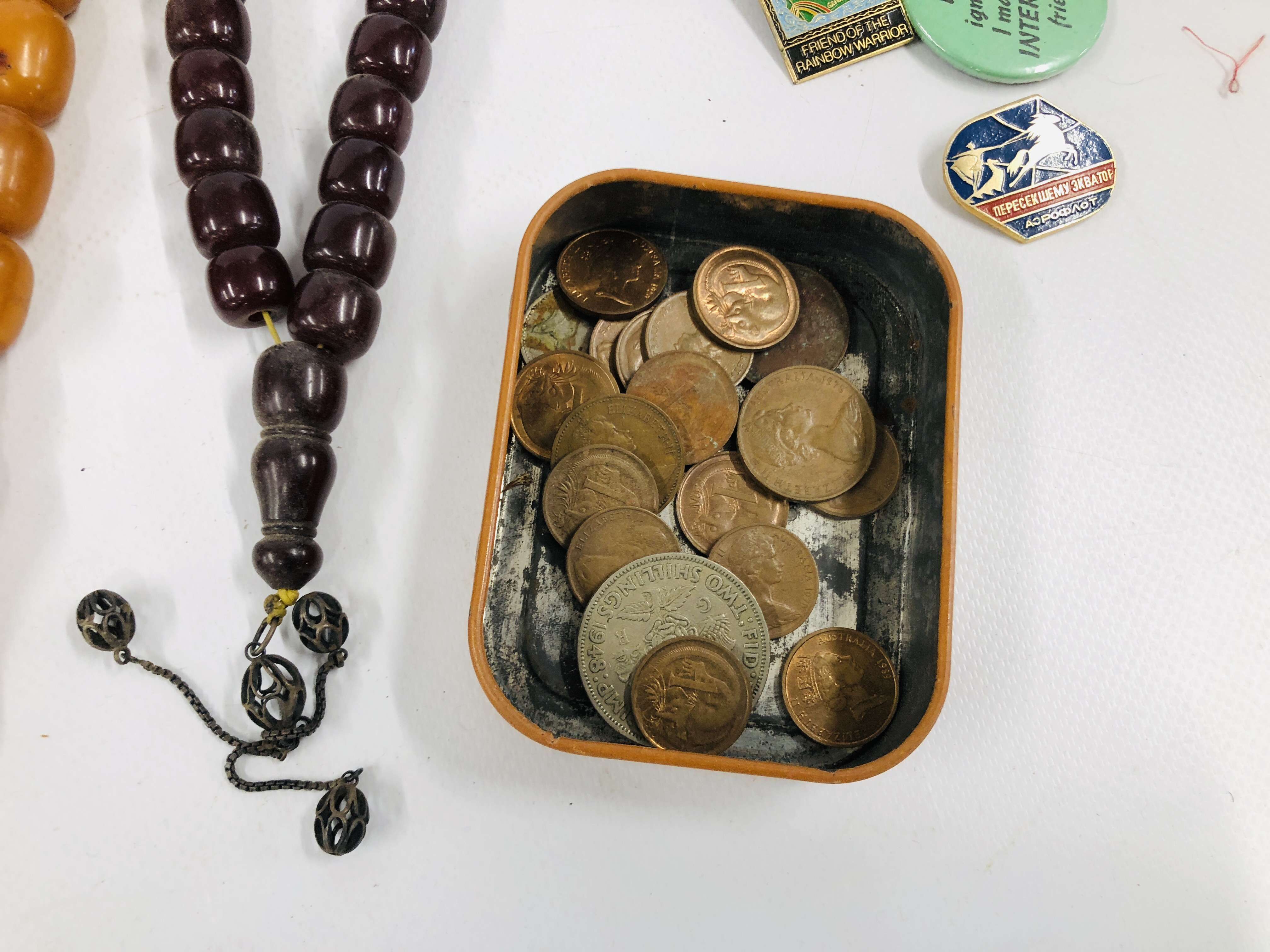 A TRAY OF ASSORTED COLLECTIBLES, JEWELLERY, WATCHES, - Image 4 of 10