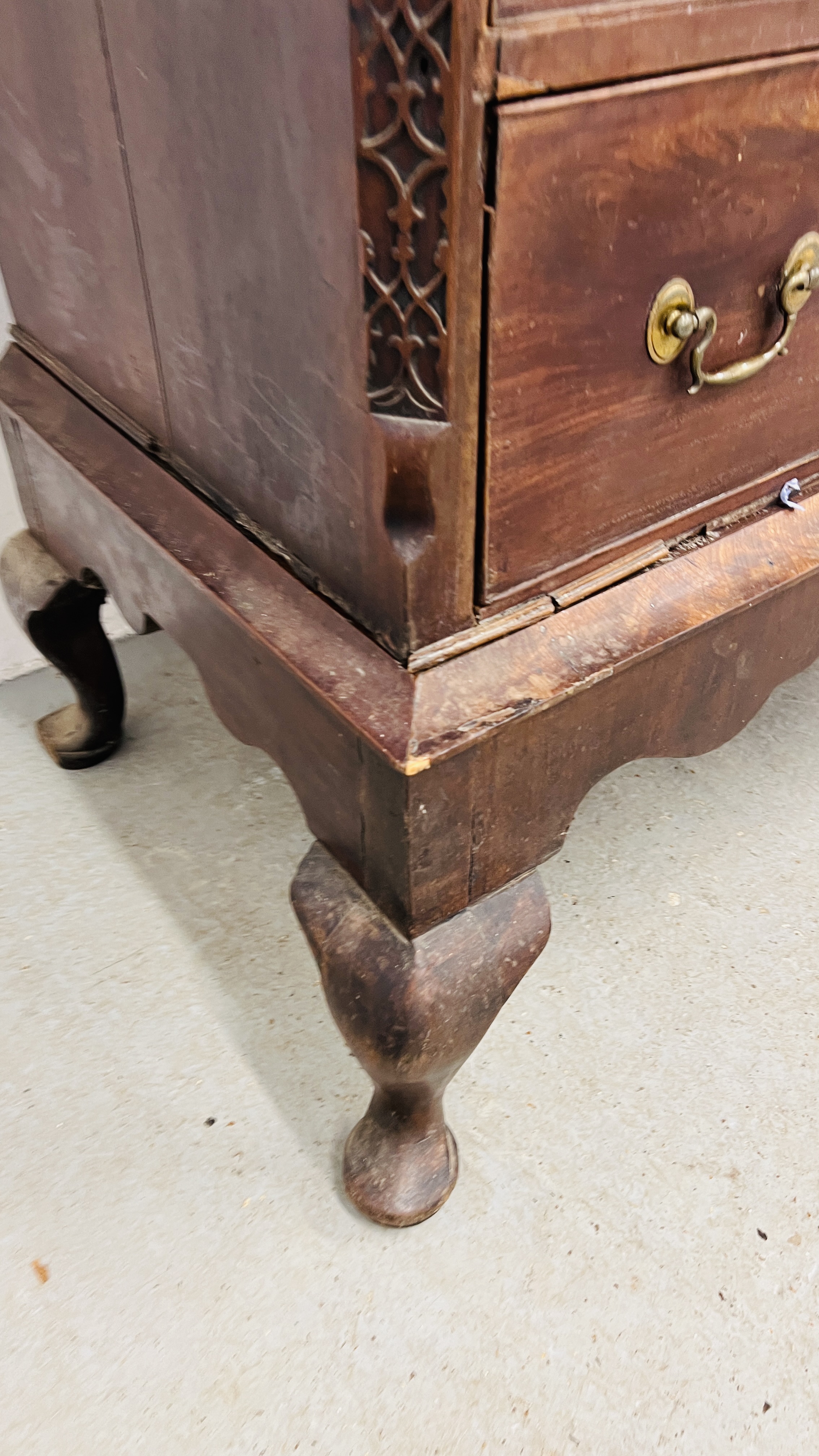 AN ANTIQUE MAHOGANY THREE OVER THREE DRAWER CHEST ON SPLAYED LEG, - Image 10 of 15