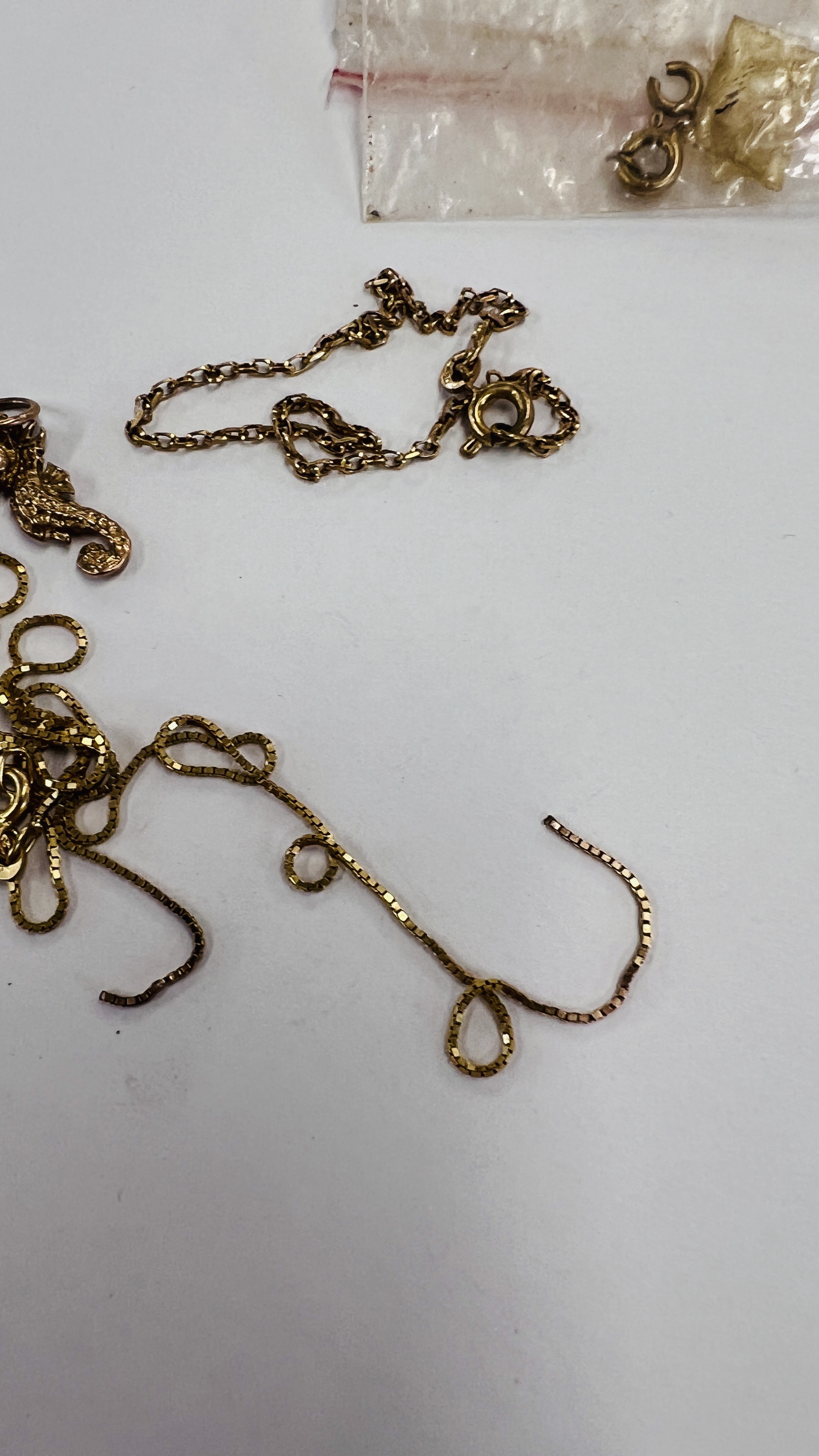 A FINE 9CT GOLD BRACELET AND NECKLACE A/F ALONG WITH A YELLOW METAL SEAHORSE PENDANT / CHARM. - Image 4 of 5