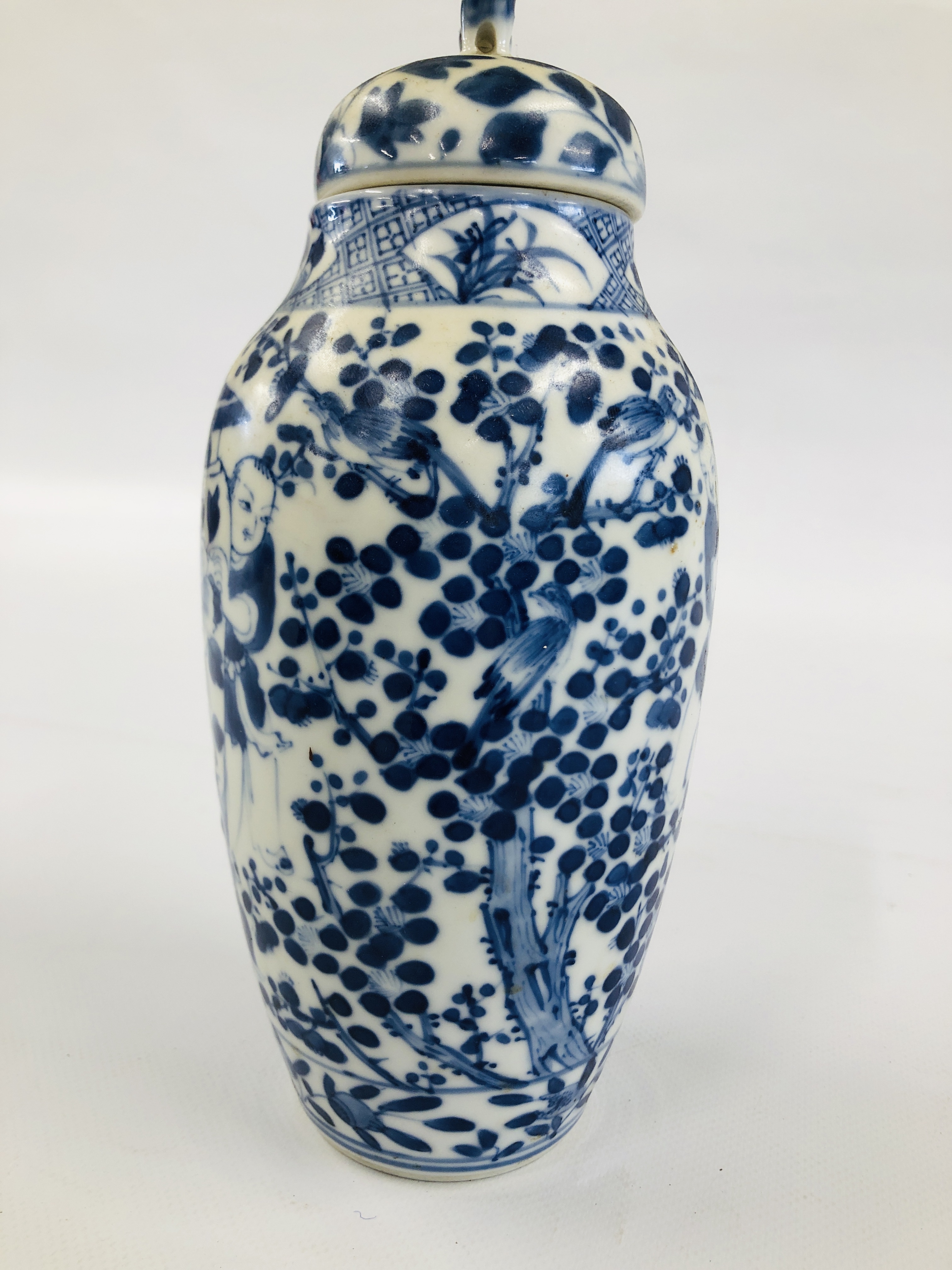 A VINTAGE CHINESE BLUE AND WHITE OVOID VASE AND COVER (A/F HAIRLINE CRACK AND SMALL CHIP) H 24CM. - Image 8 of 11