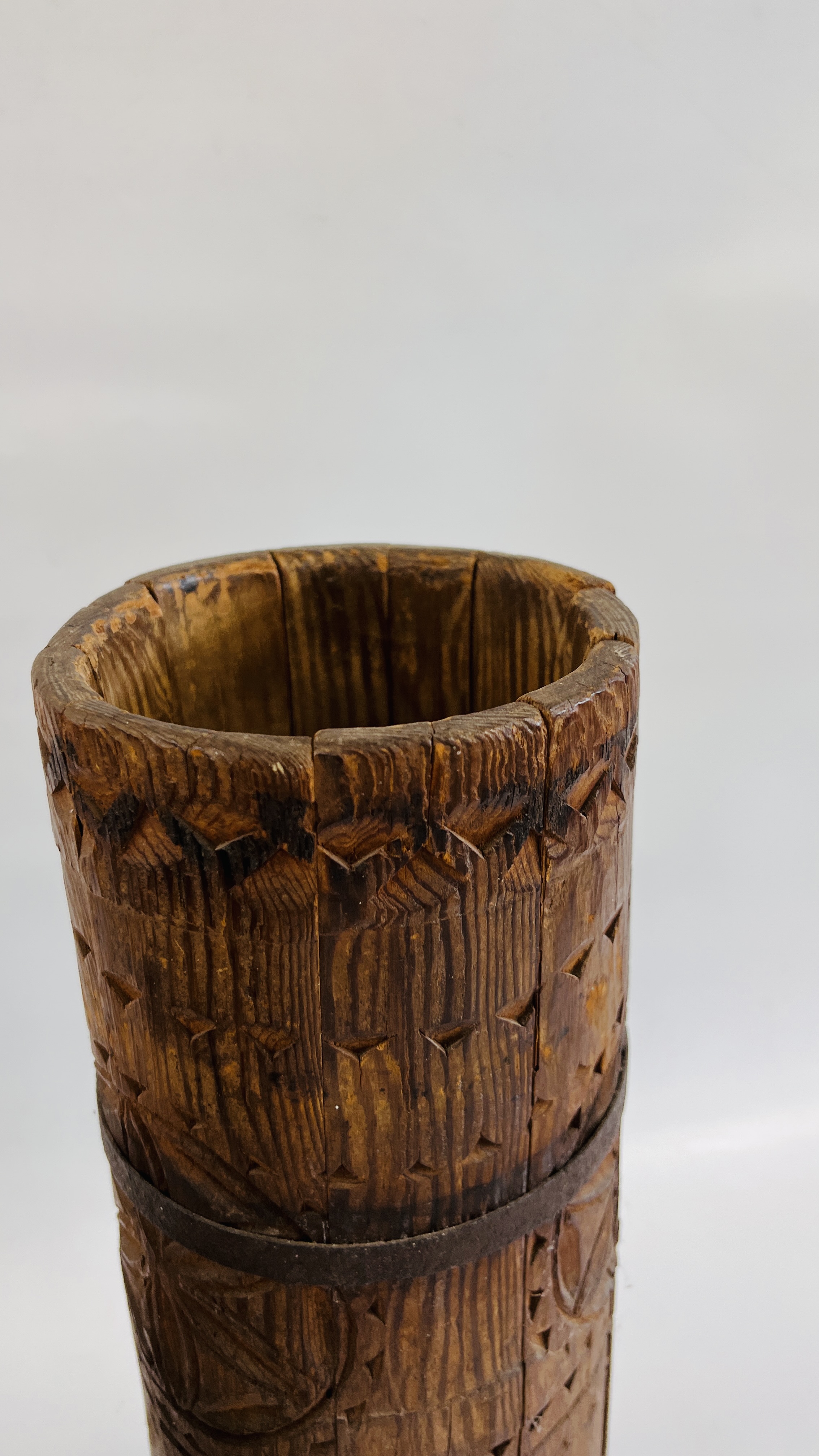 A VINTAGE OAK PLANTER INSET IN A METAL CRAFT STAND H 39CM ALONG WITH A FURTHER CARVED HARDWOOD - Image 6 of 9