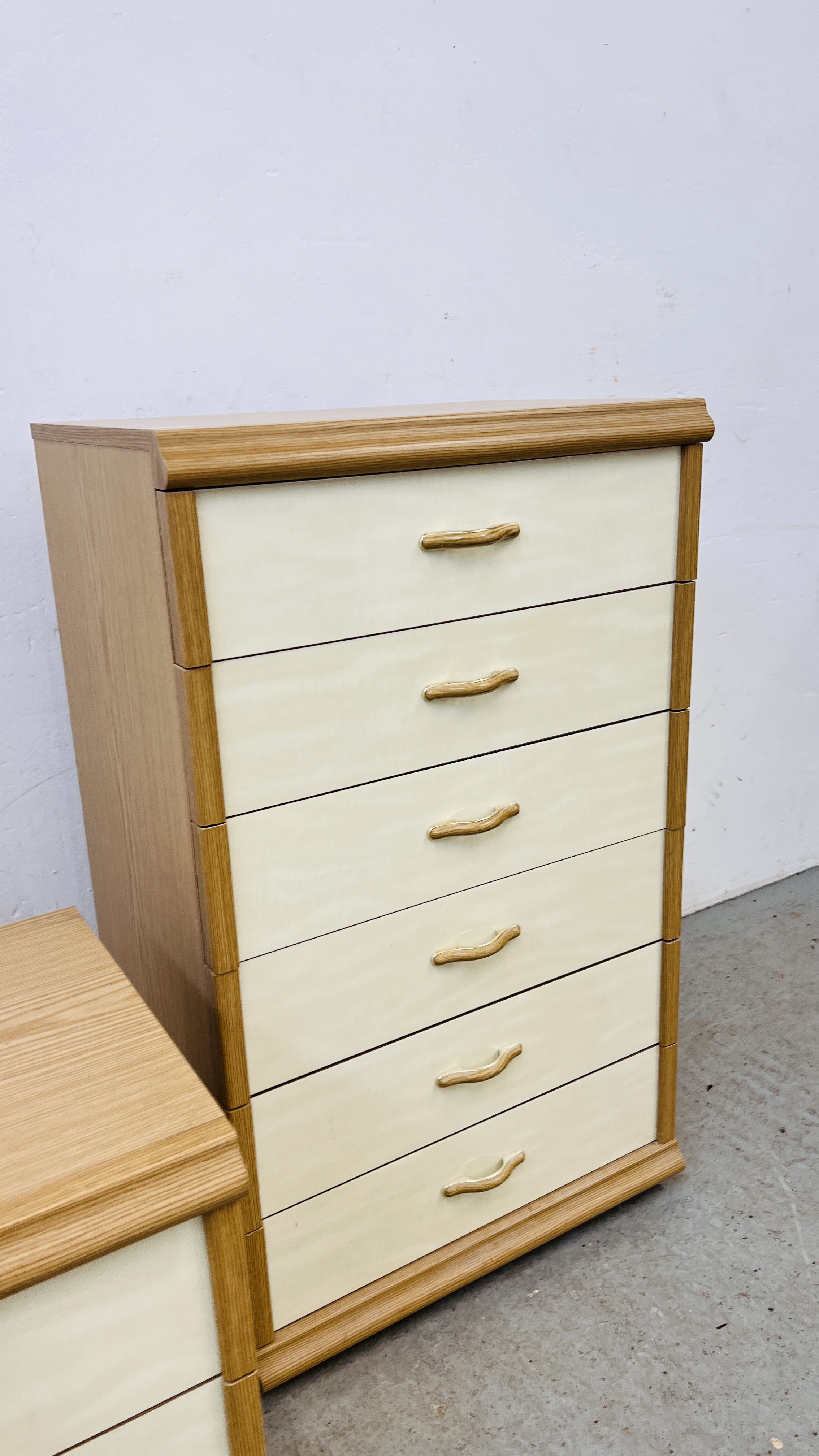 MODERN 6 DRAWER BEDROOM CHEST - W 60CM X D 42CM X H 100CM ALONG WTH A MATCHING BEDSIDE 3 DRAWER - Image 3 of 7