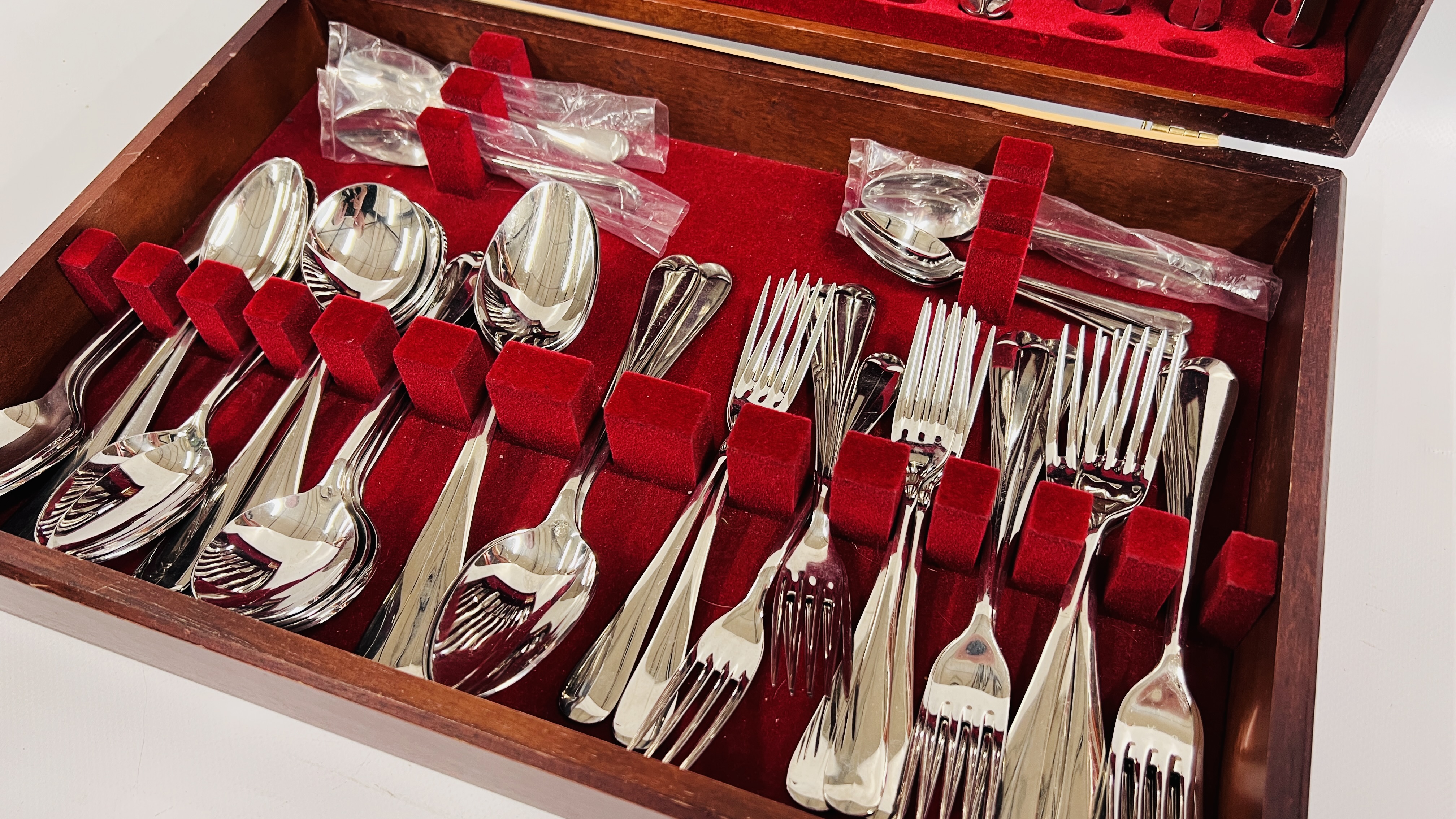 CASED CANTEEN OF ARTHUR PRICE CONTINENTAL STAINLESS STEEL CUTLERY, NOT COMPLETE. - Image 3 of 5