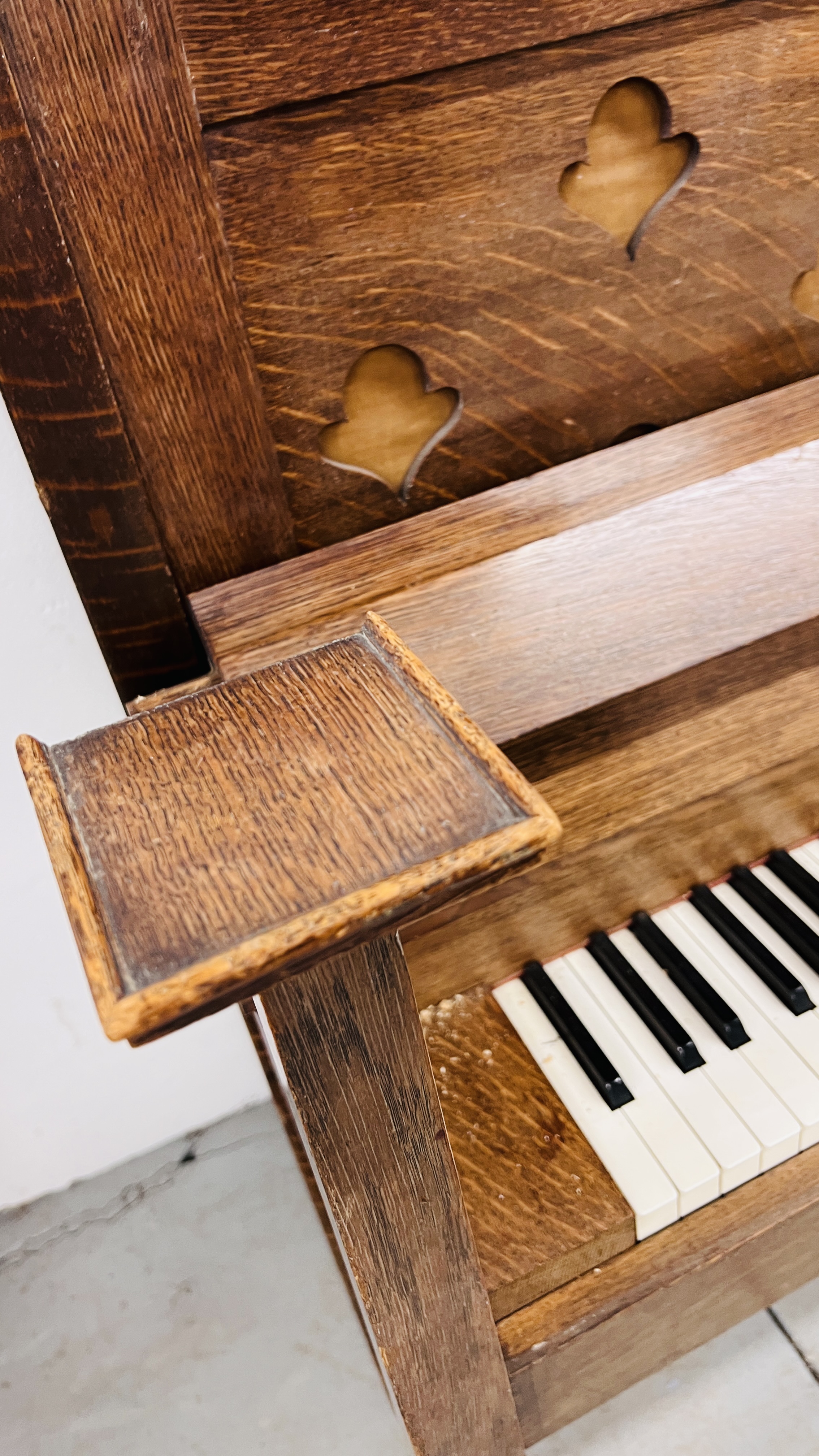 A VINTAGE OAK ARTS AND CRAFTS PIANO WITH ORIGINAL MAKERS LABEL COLLARD & COLLARD HOLDER BROS. - Image 9 of 12