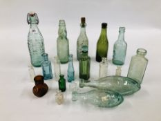 COLLECTION OF VINTAGE GLASS BOTTLES TO INCLUDE NORWICH AND LOWESTOFT