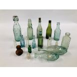 COLLECTION OF VINTAGE GLASS BOTTLES TO INCLUDE NORWICH AND LOWESTOFT