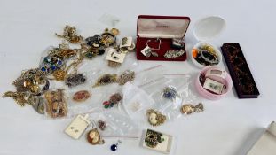 A TRAY OF ASSORTED COSTUME JEWELLERY TO INCLUDE SILVER EXAMPLES, EARRINGS, NECKLACES AND BROOCHES,