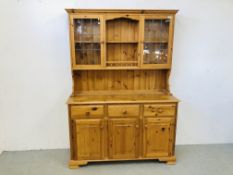 A MODERN HONEY PINE 2 DOOR GLAZED TOP DRESSER WITH 3 DRAWER 3 DOOR BASE W 133CM X D 45CM X H 190CM.