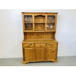 A MODERN HONEY PINE 2 DOOR GLAZED TOP DRESSER WITH 3 DRAWER 3 DOOR BASE W 133CM X D 45CM X H 190CM.