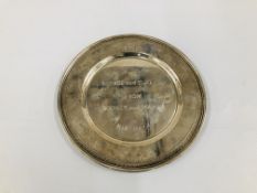 A CONTINENTAL SILVER CIRCULAR PRESENTATION PLATE, STAMPED 800, DIA. 19CM.