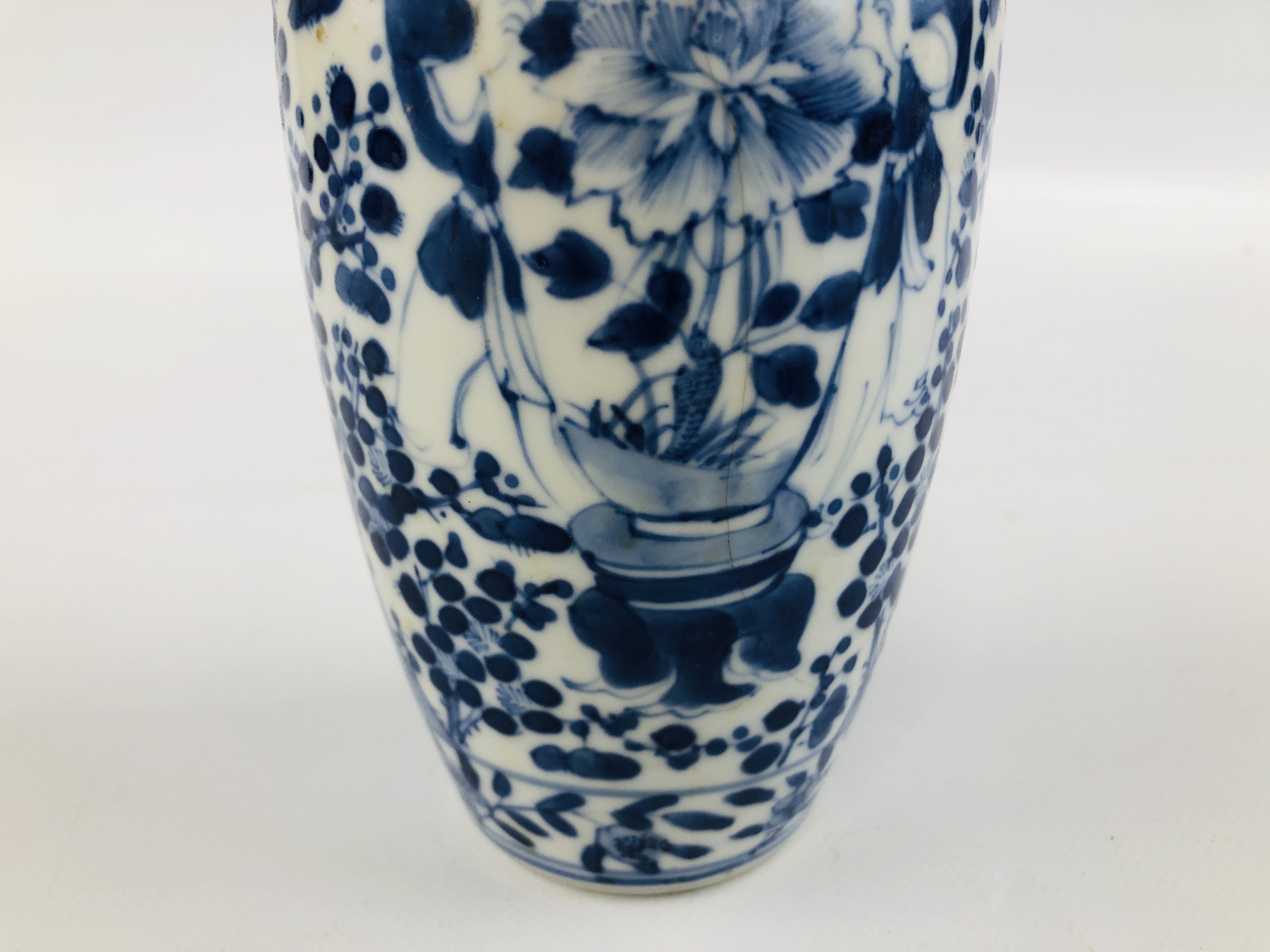 A VINTAGE CHINESE BLUE AND WHITE OVOID VASE AND COVER (A/F HAIRLINE CRACK AND SMALL CHIP) H 24CM. - Image 5 of 11