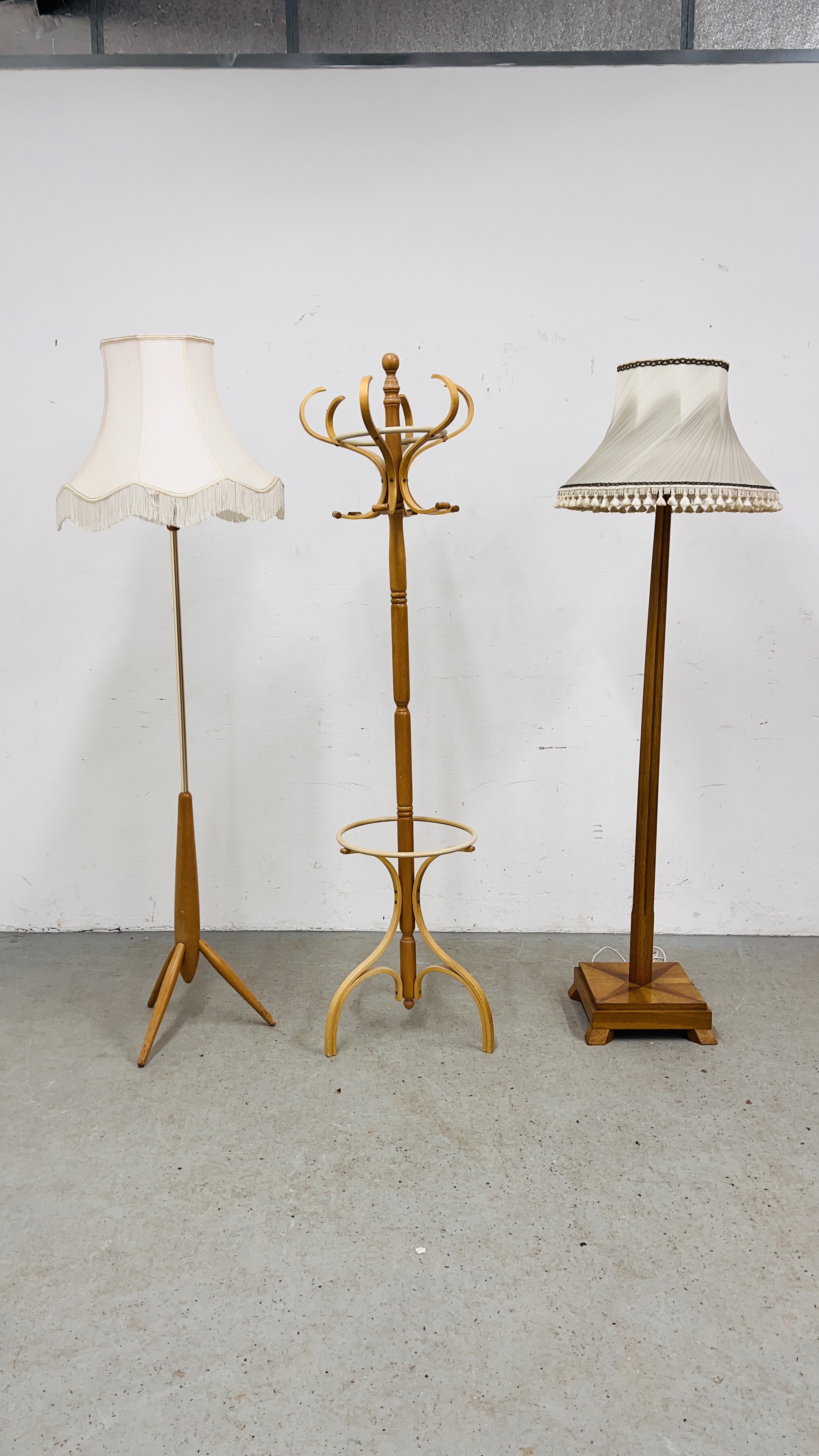 A RETRO BEECH WOOD TRIPOD FOOTED STANDARD LAMP WITH SHADE - WIRE REMOVED - DECO STYLE STANDARD LAMP