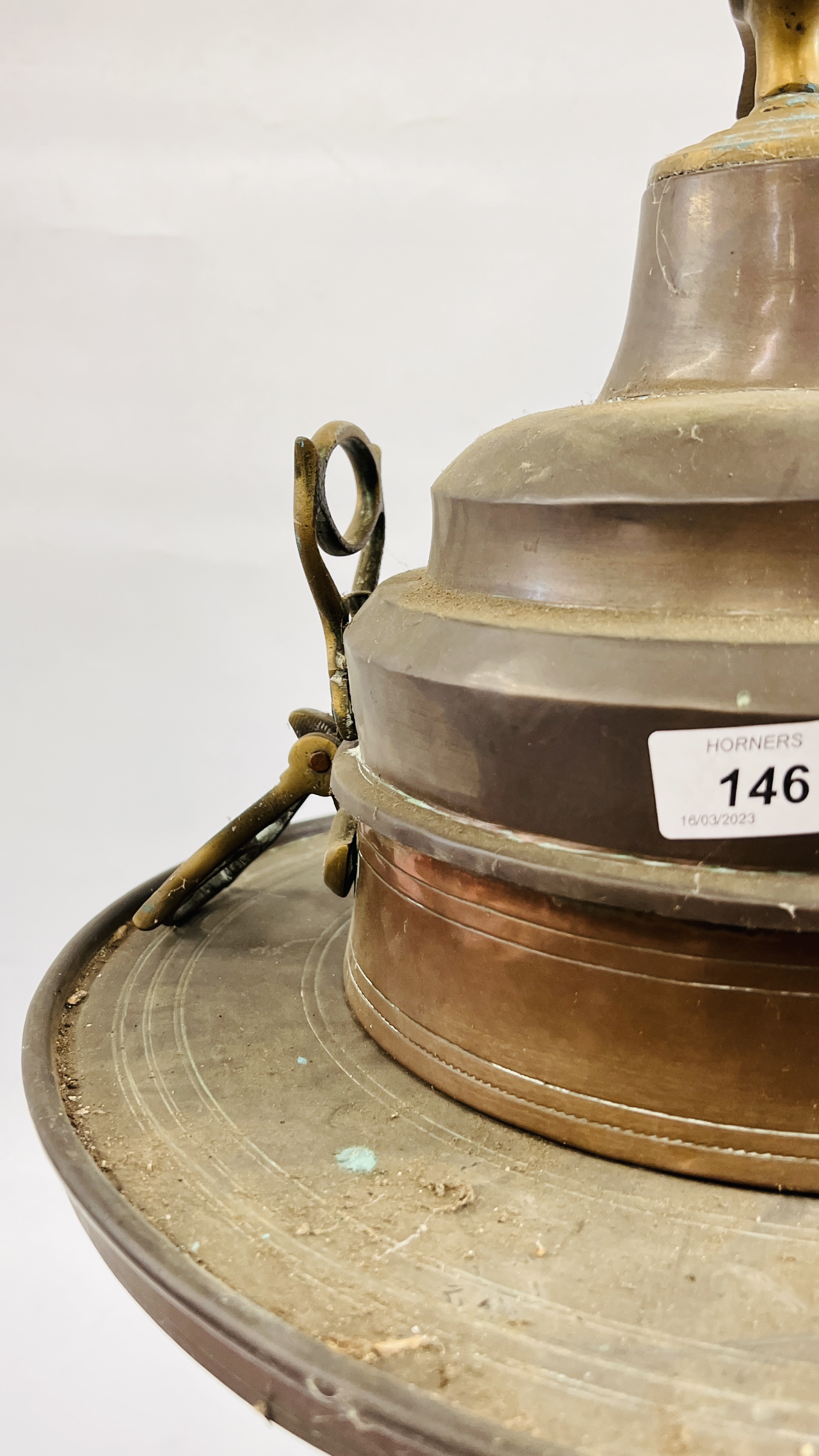 AN IMPRESSIVE MIDDLE EASTERN COPPER AND BRASS BRAZIER WITH BRASS BIRD FINIAL, H 70CM. - Image 5 of 10