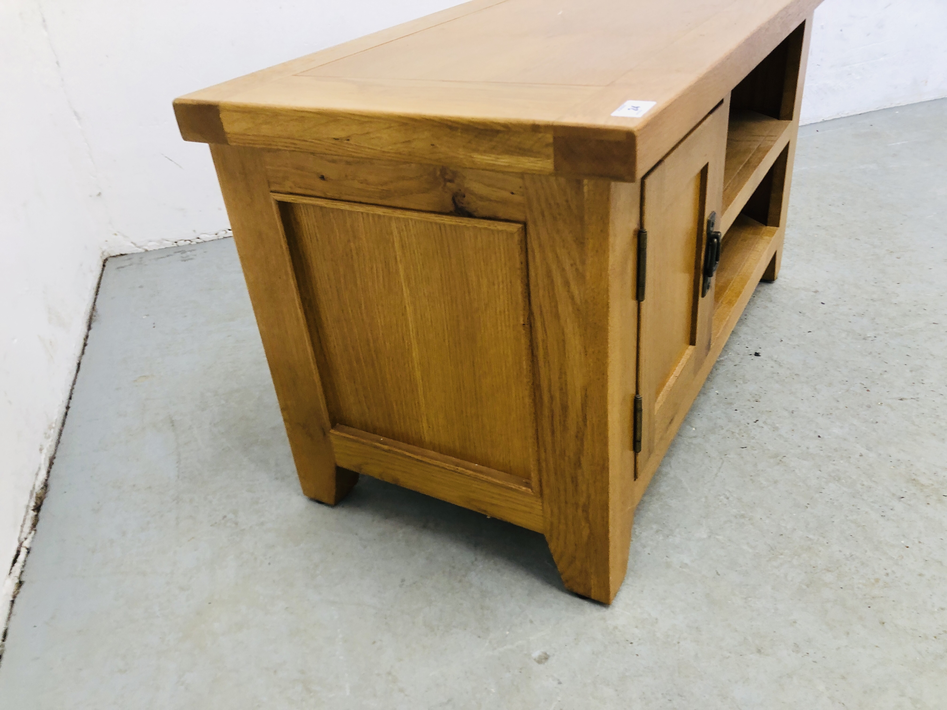 A MODERN SOLID OAK TV STAND WITH SINGLE DOOR W 90CM X D 44CM X H 51CM. - Image 5 of 5