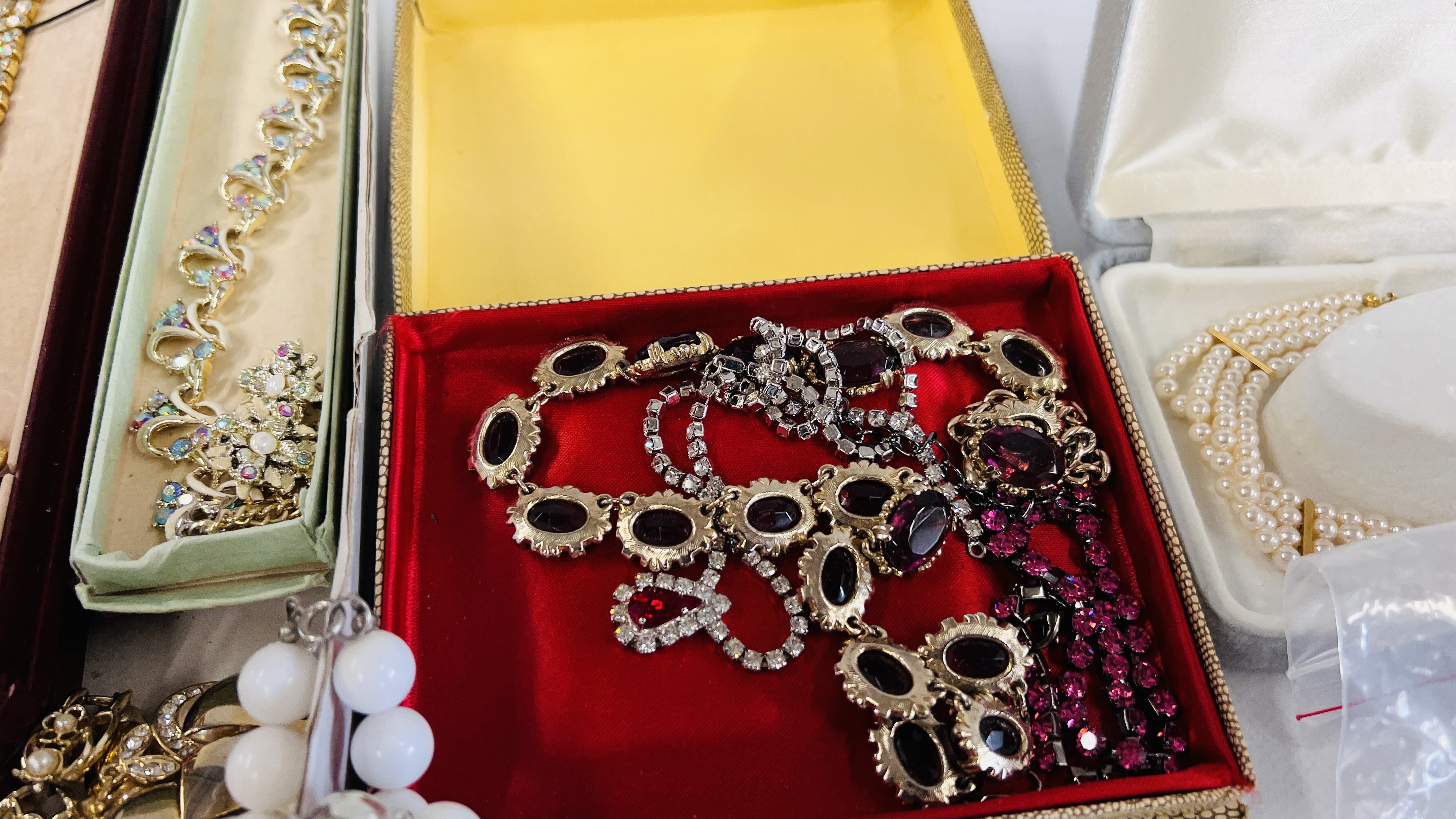 A TRAY OF ASSORTED COSTUME JEWELLERY TO INCLUDE SILVER EXAMPLES, BEADED NECKLACES, STUD EARRINGS, - Image 6 of 13