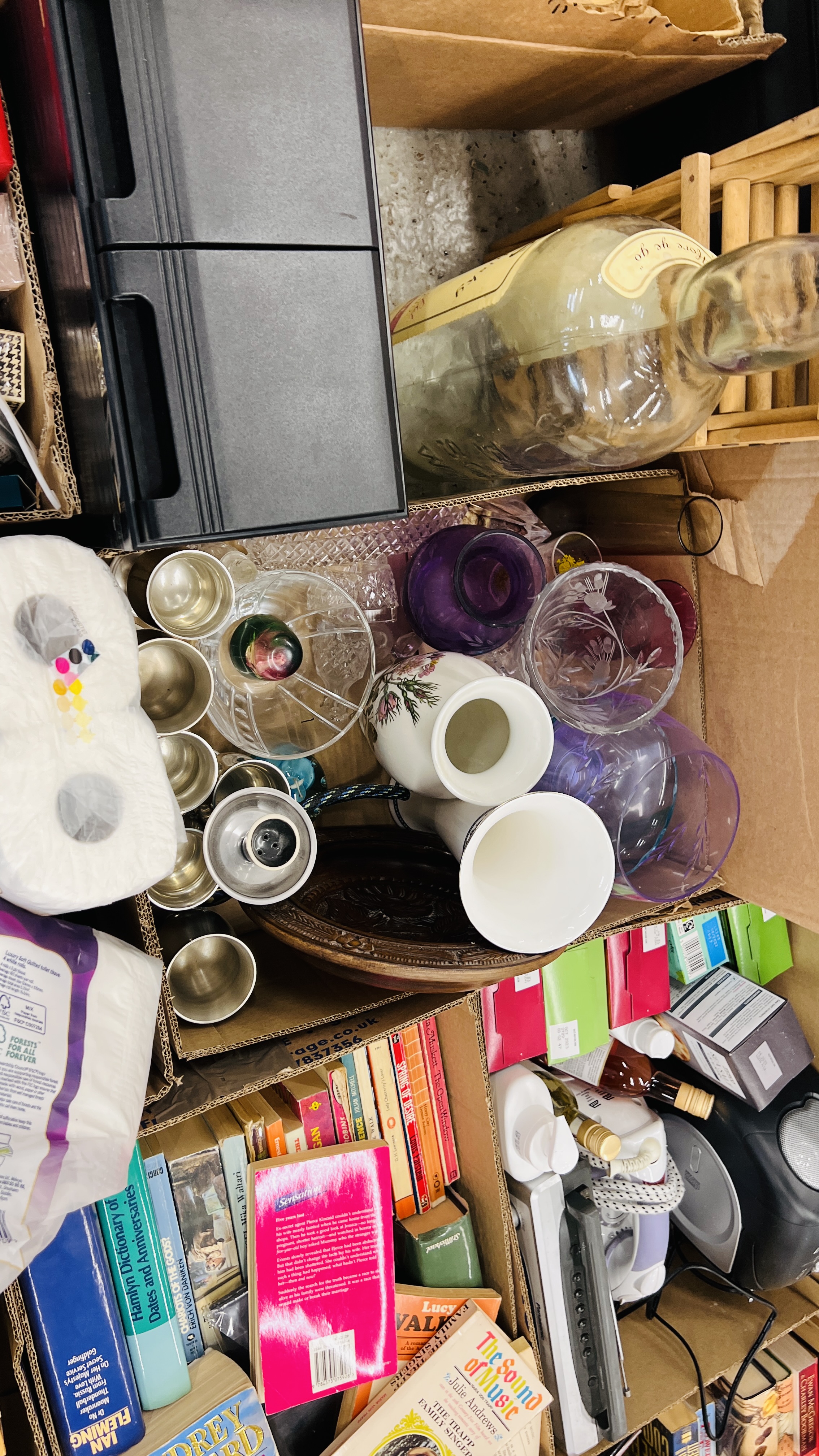 24 BOXES CONTAINING AN ASSORTMENT OF MIXED HOUSEHOLD SUNDRIES AND EFFECTS TO INCLUDE GLASS WARE, - Image 5 of 14