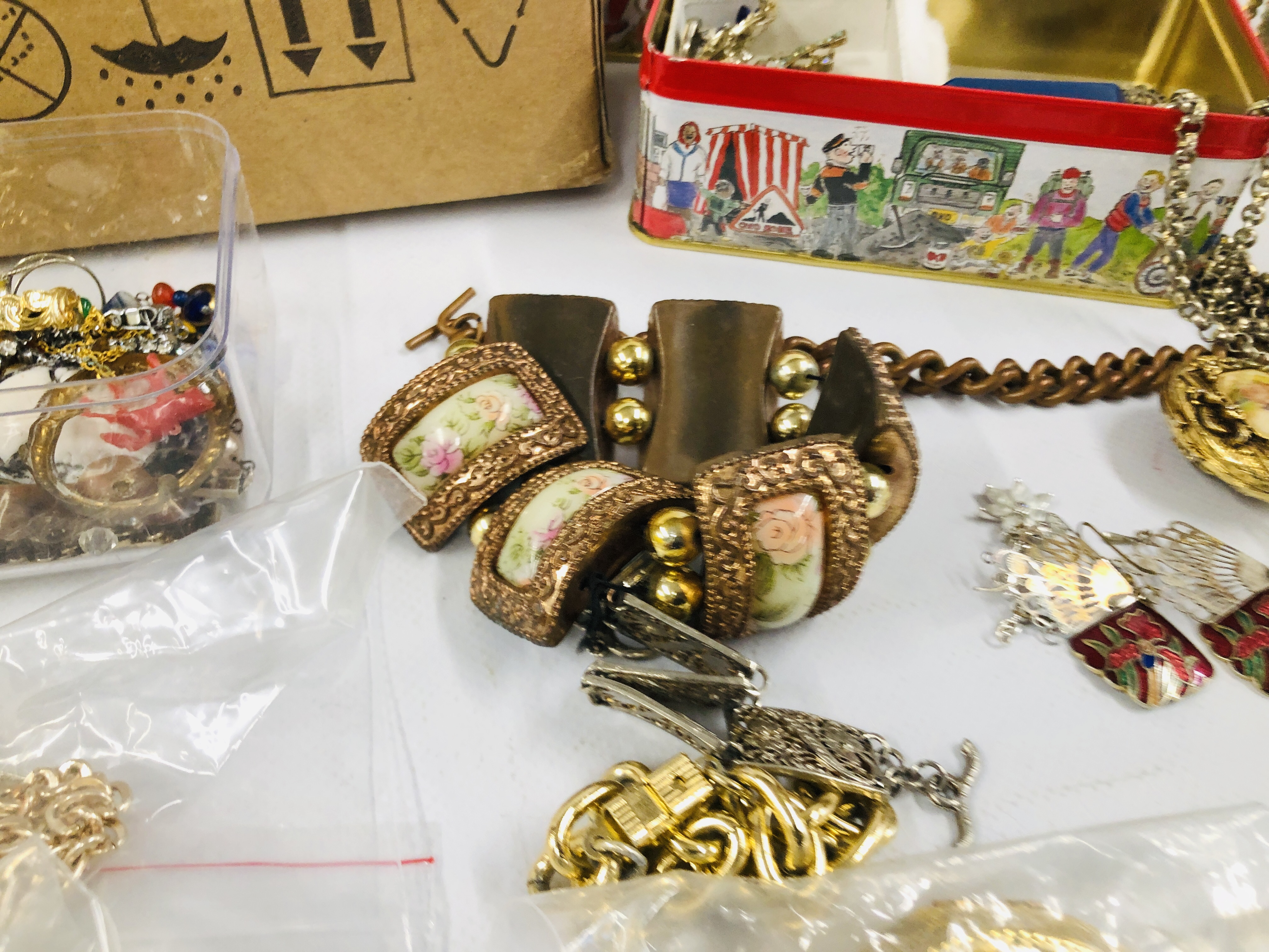 A BOX CONTAINING AN EXTENSIVE COLLECTION OF ASSORTED VINTAGE AND MODERN COSTUME JEWELLERY - RINGS, - Image 8 of 12