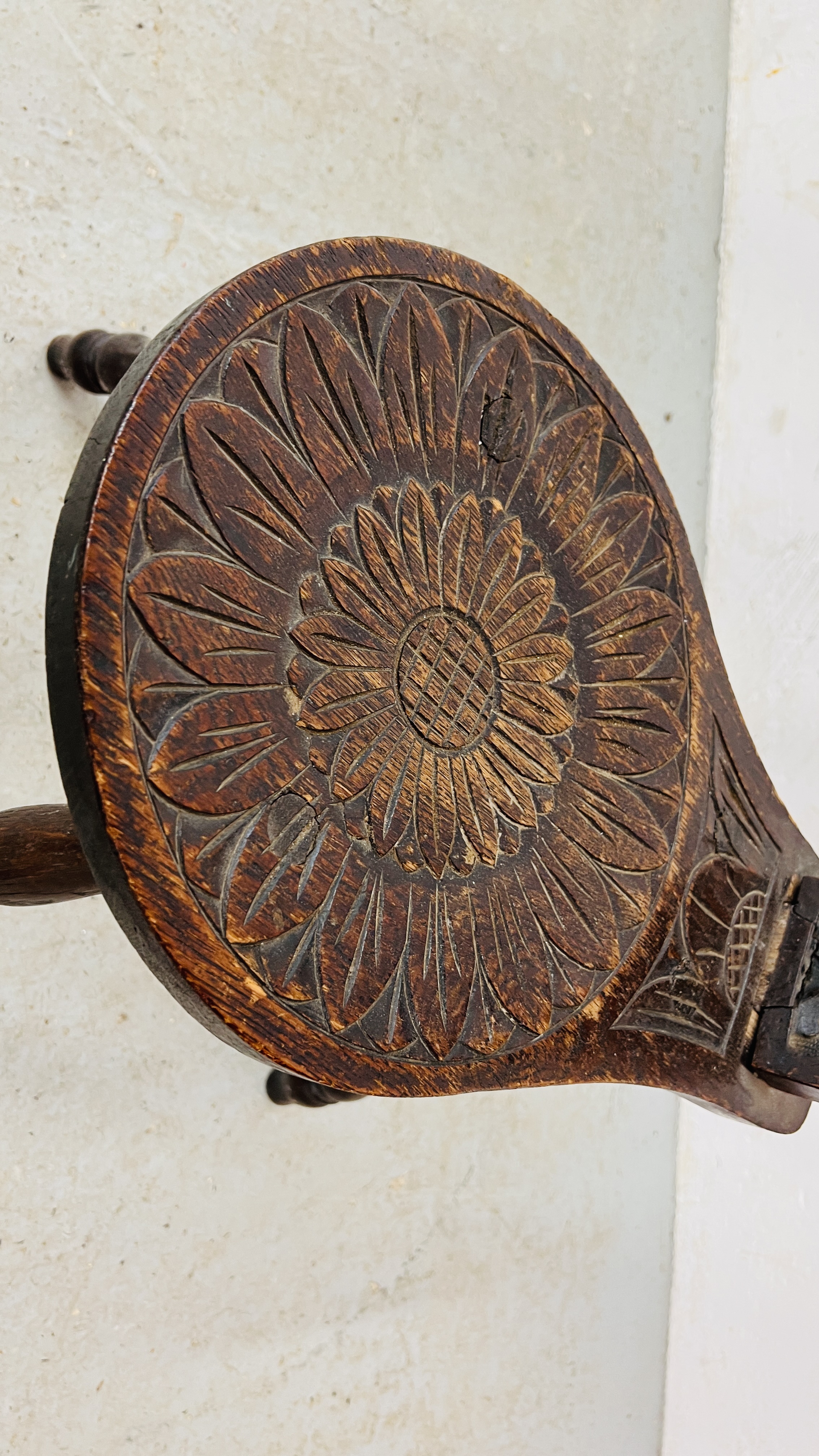 A VINTAGE CARVED OAK SPINNING CHAIR - Image 3 of 6