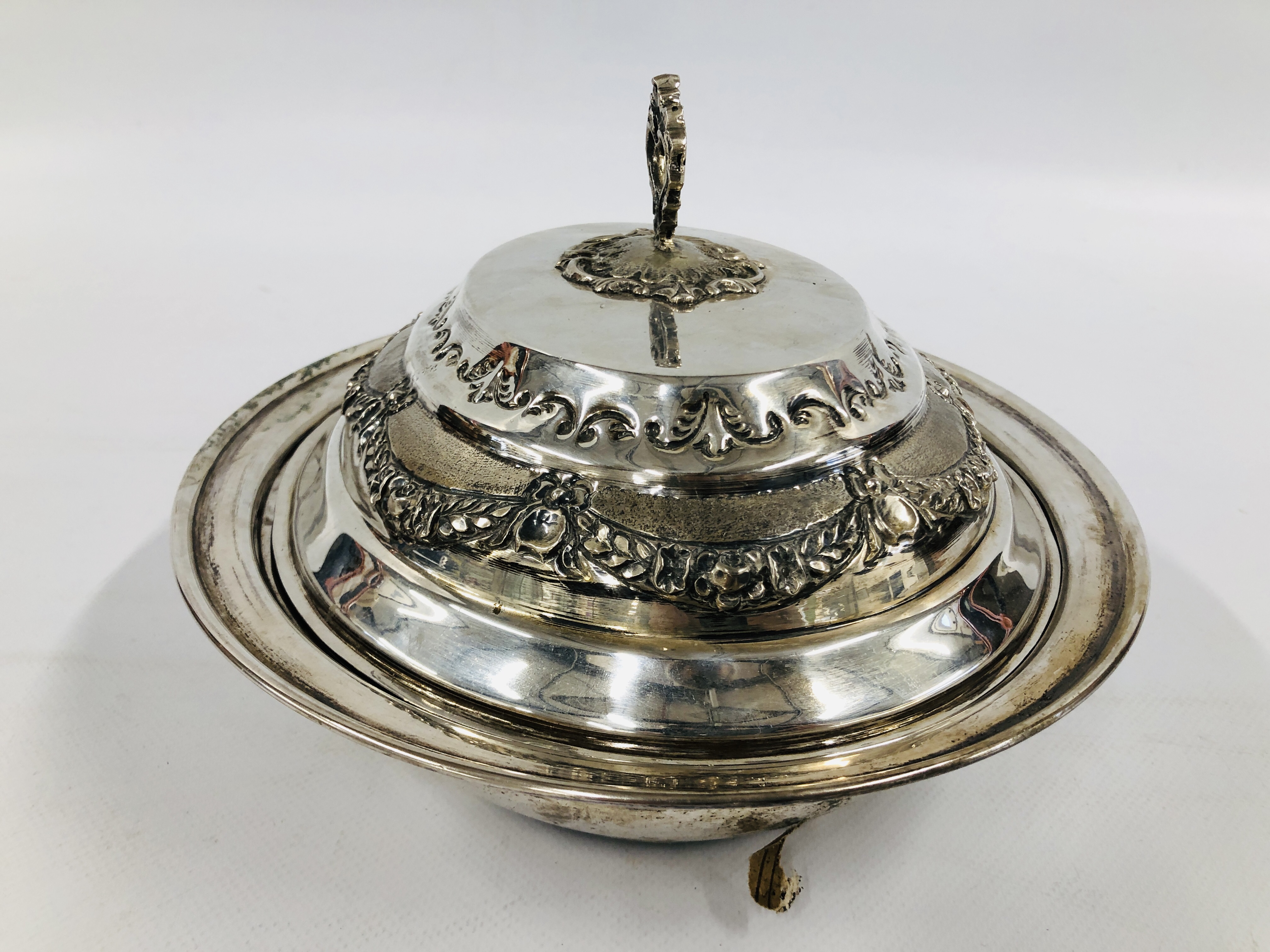 A CONTINENTAL SILVER OVAL TUREEN AND COVER, DECORATED WITH GARLANDS, BASE STAMPED 900, L 30. - Image 7 of 13