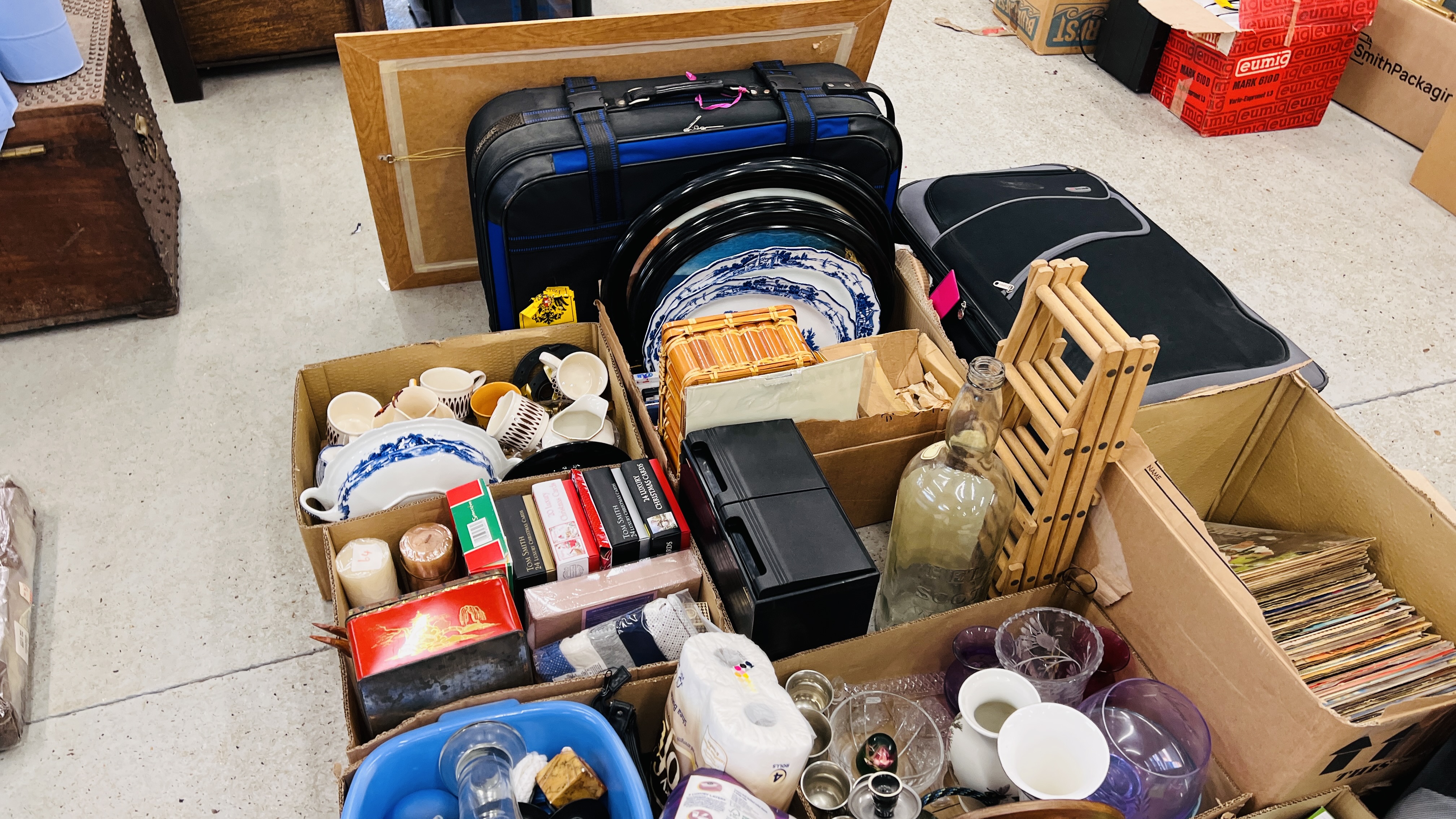 24 BOXES CONTAINING AN ASSORTMENT OF MIXED HOUSEHOLD SUNDRIES AND EFFECTS TO INCLUDE GLASS WARE, - Image 14 of 14