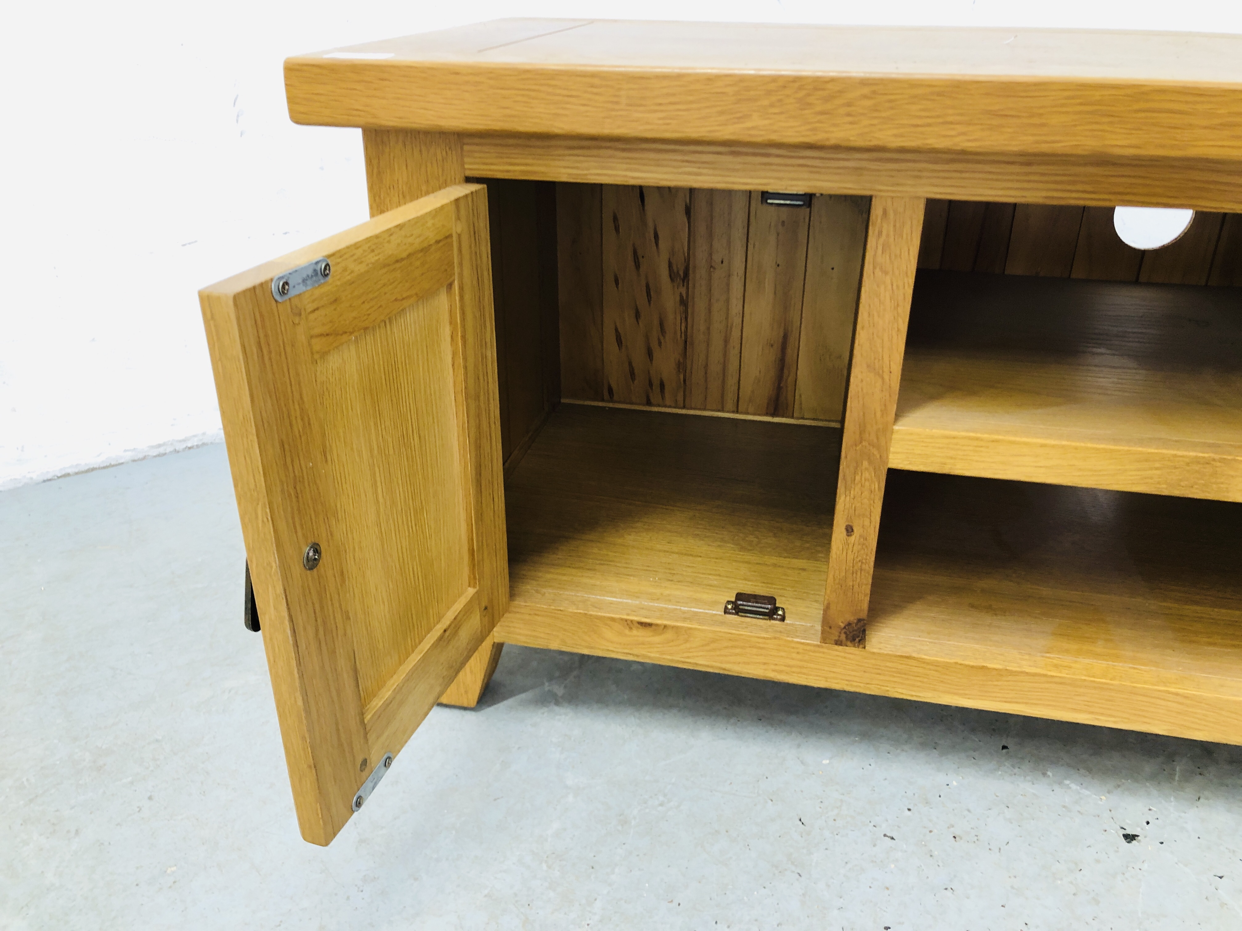 A MODERN SOLID OAK TV STAND WITH SINGLE DOOR W 90CM X D 44CM X H 51CM. - Image 4 of 5